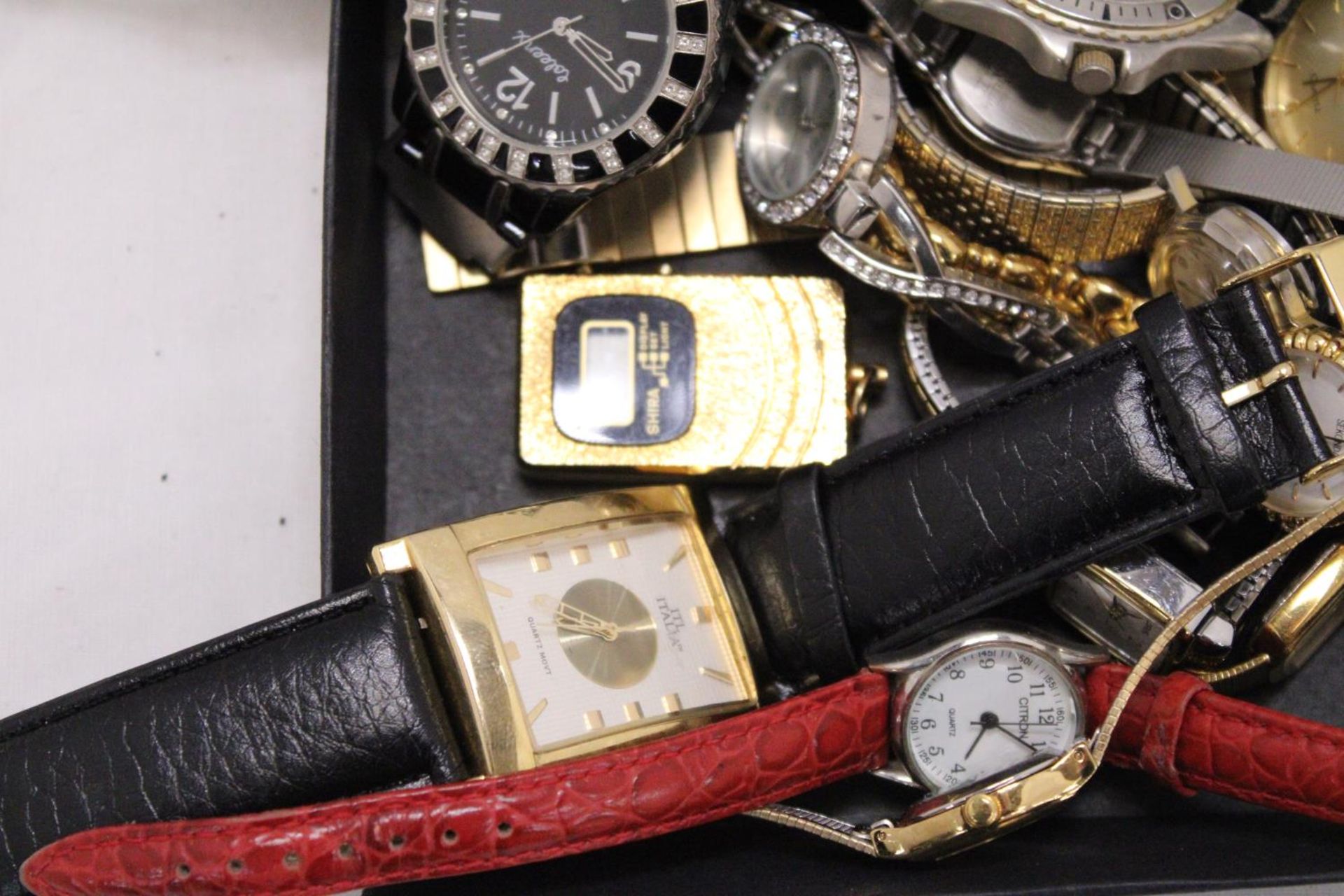 A MIXED LOT OF VINTAGE MECHANICAL AND QUARTZ WATCHES - Image 4 of 6