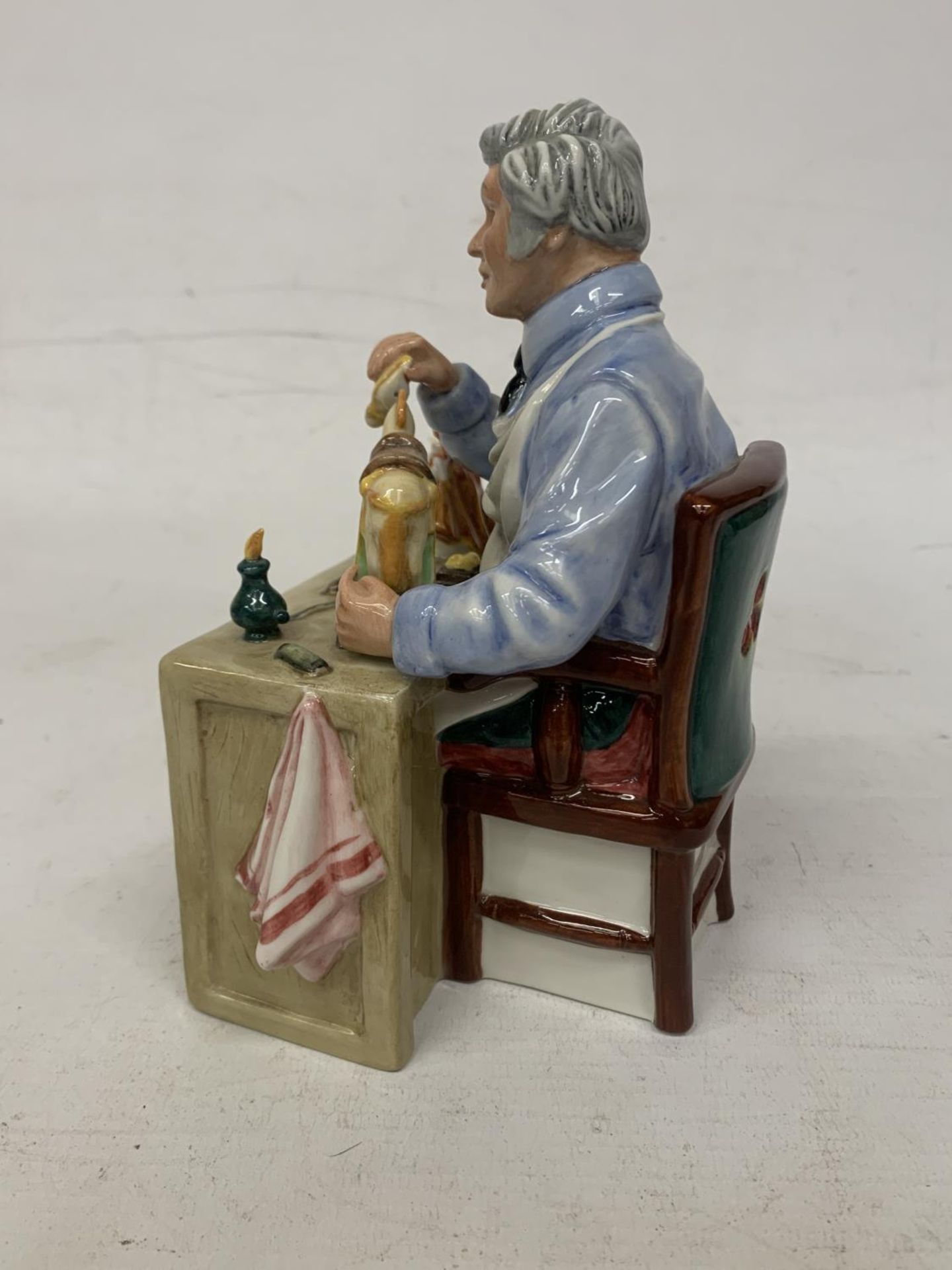 A ROYAL DOULTON FIGURE "THE CHINA REPAIRER" HN 2943 - Image 4 of 5