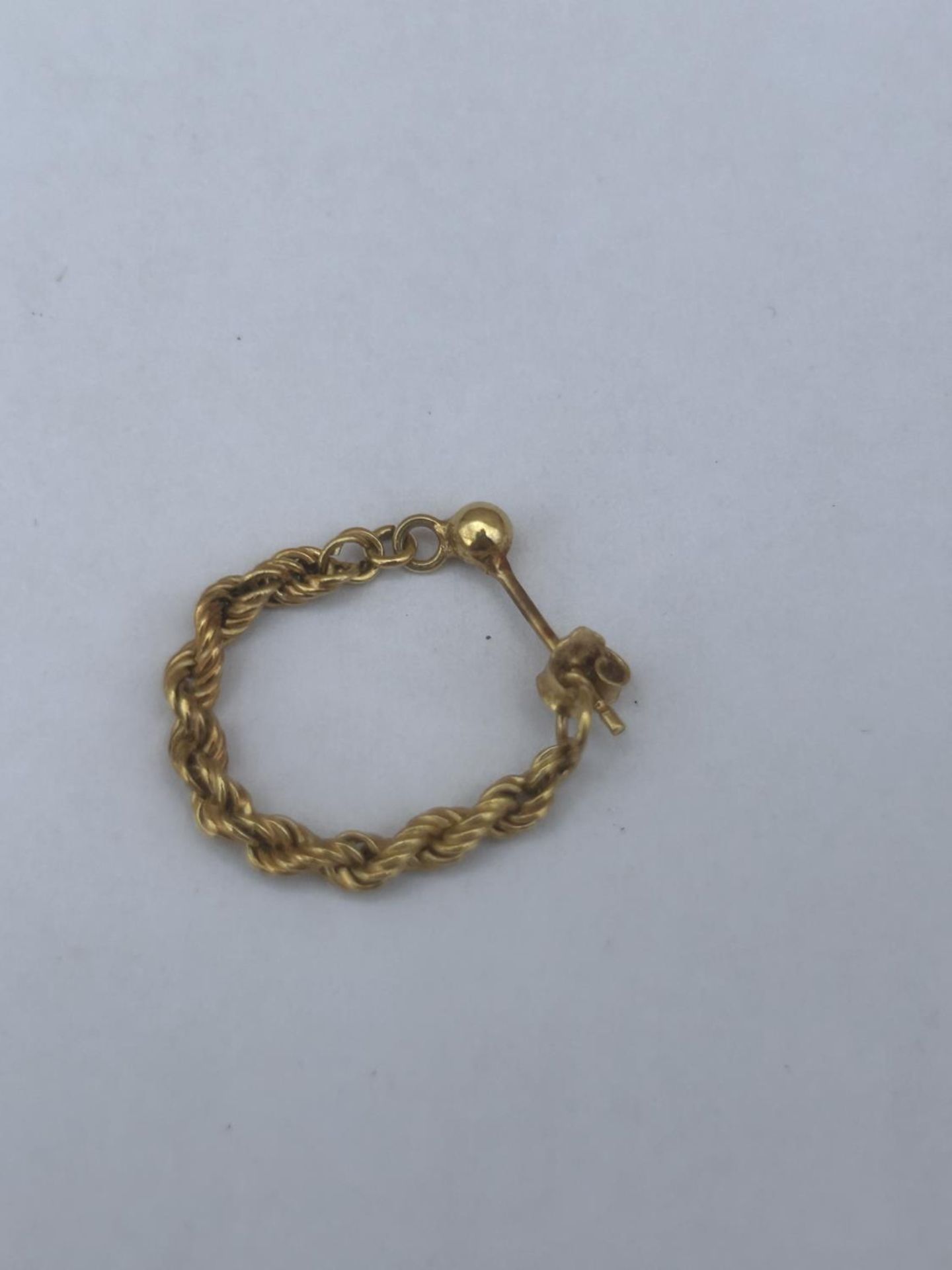 A PAIR OF 9CT GOLD ROPE TWIST EARRINGS, WEIGHT 1.1 G - Image 2 of 3