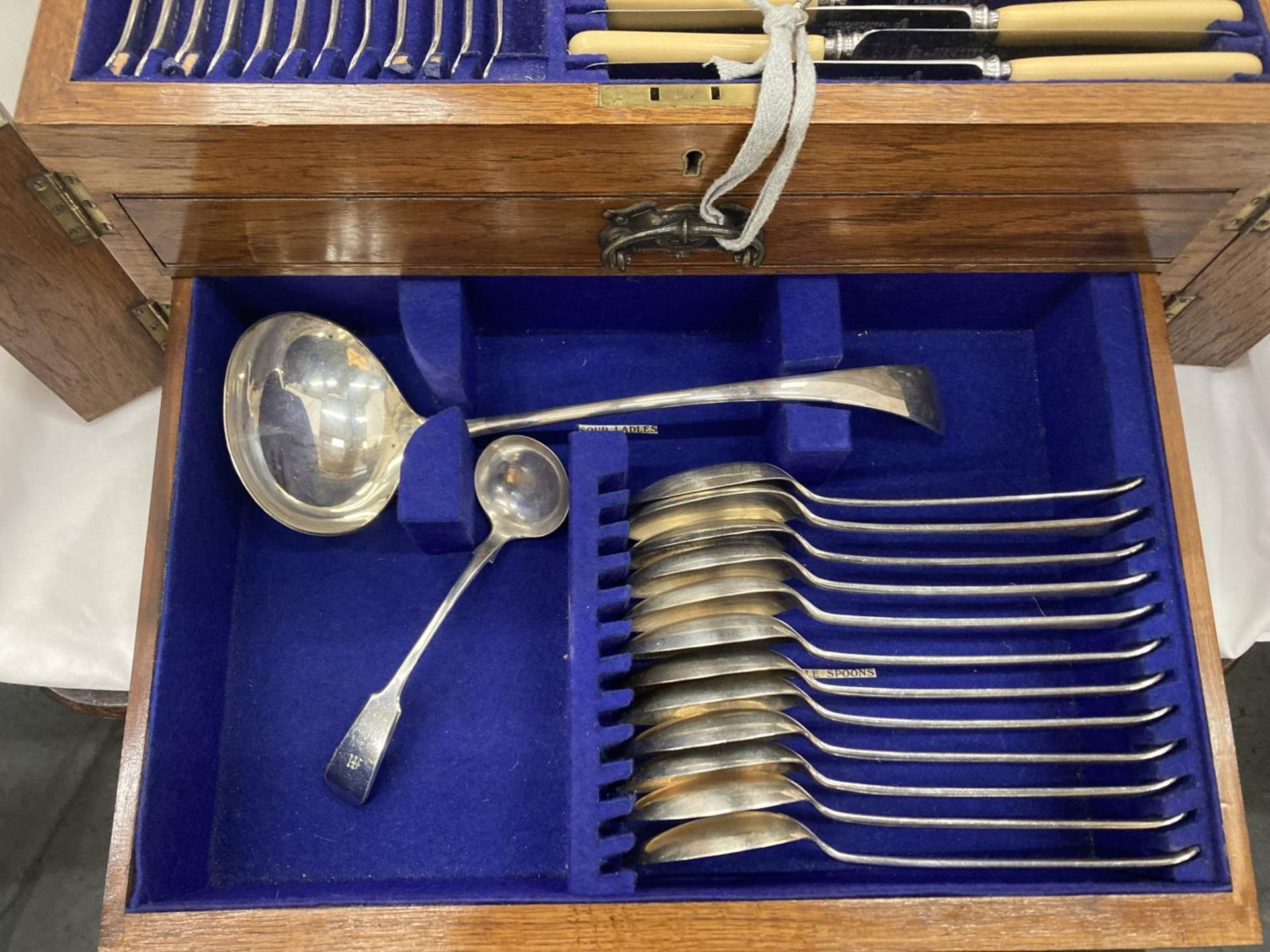 A CASED CANTEEN OF CUTLERY WITH LIFT UP TOP CONTAINING KNIVES, FORKS AND CARVING EQUIPMENT, A DRAWER - Bild 4 aus 5