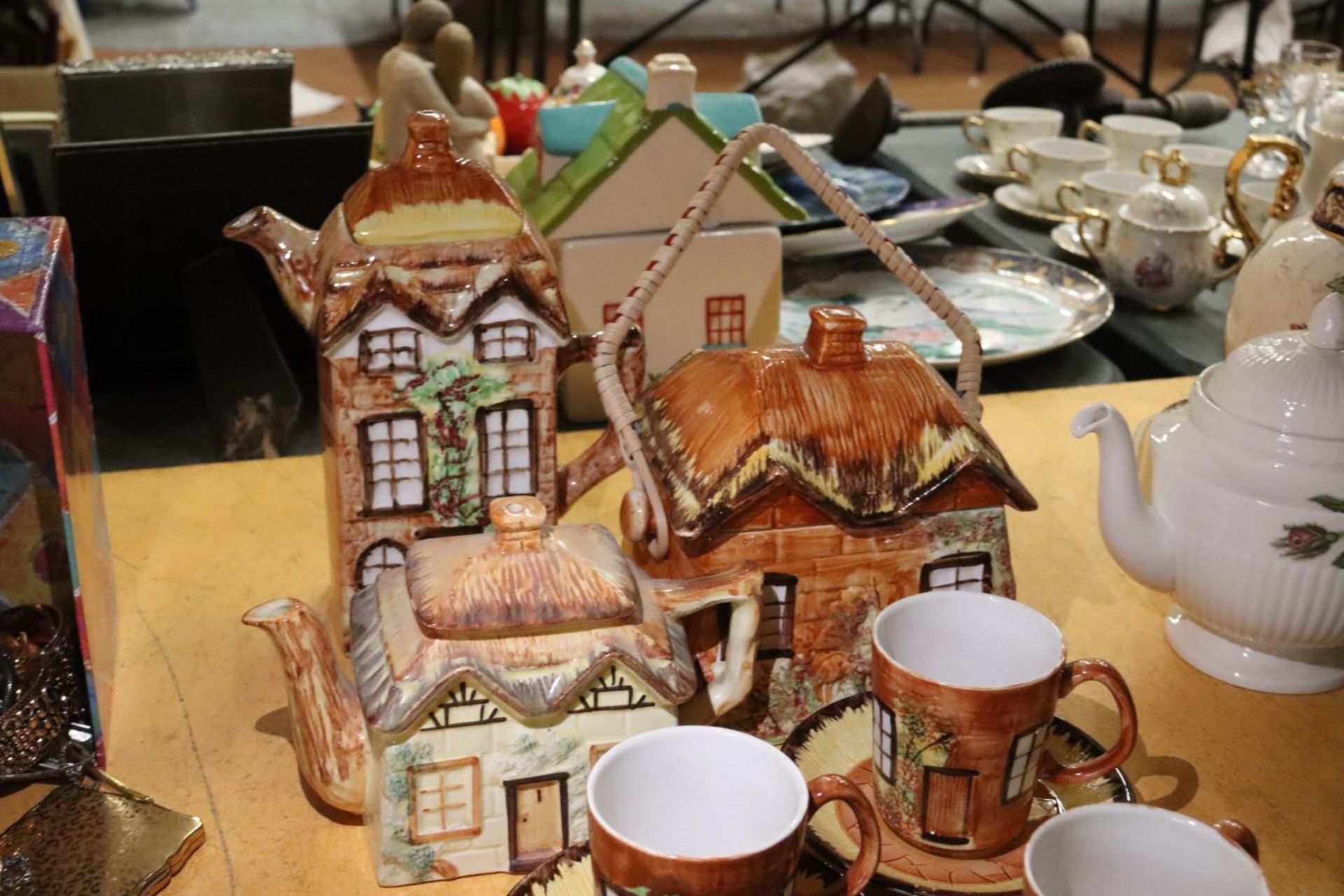 A VINTAGE PRICES, 'COTTAGE' TEASET TO INCLUDE A TEAPOT, COFFEE POT, STORAGE POT, CUPS, SAUCERS, A - Image 4 of 4