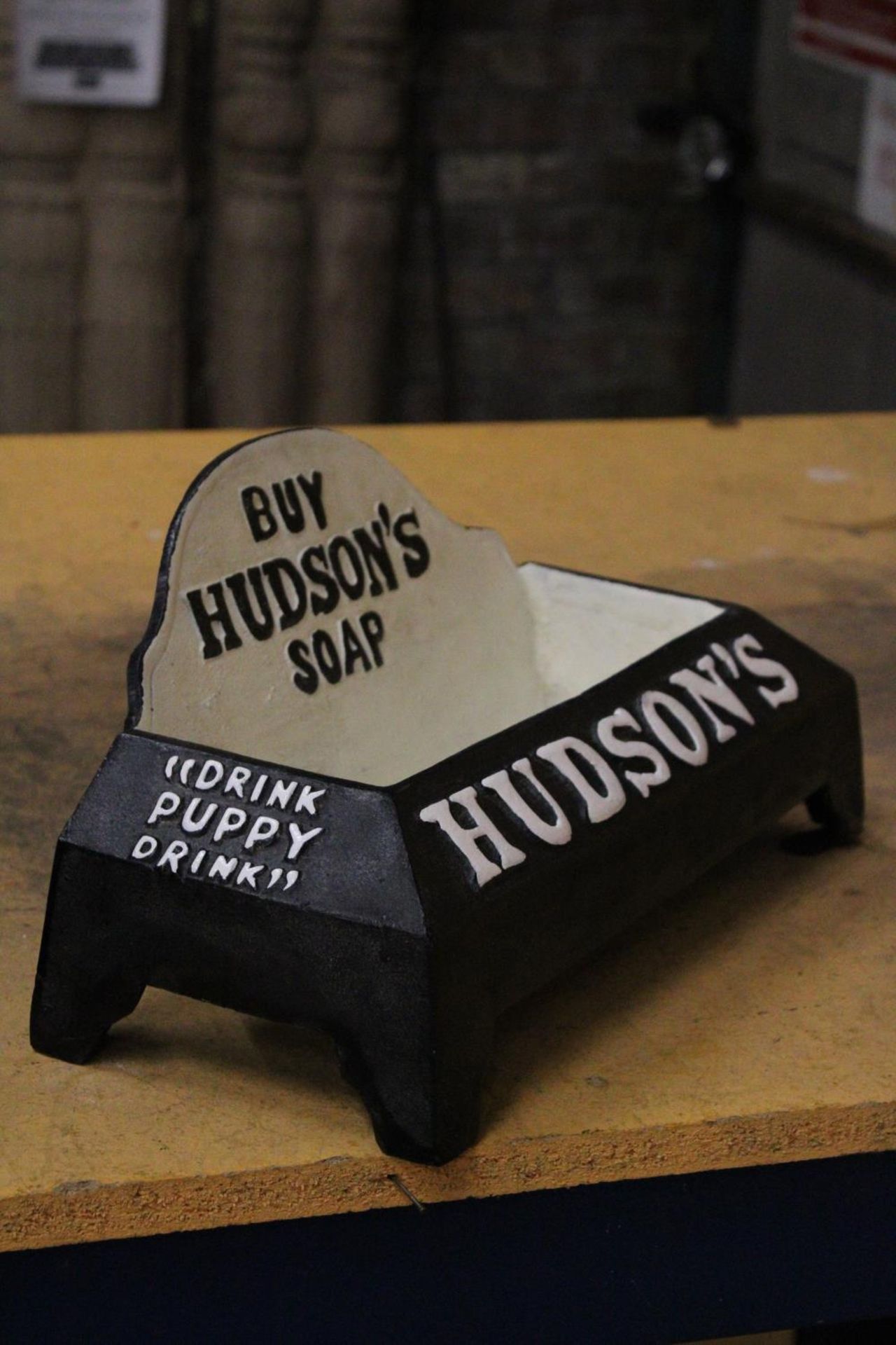 A LARGE CAST DOG WATER BOWL ADVERITISING HUDSON SOAPS - Image 2 of 4