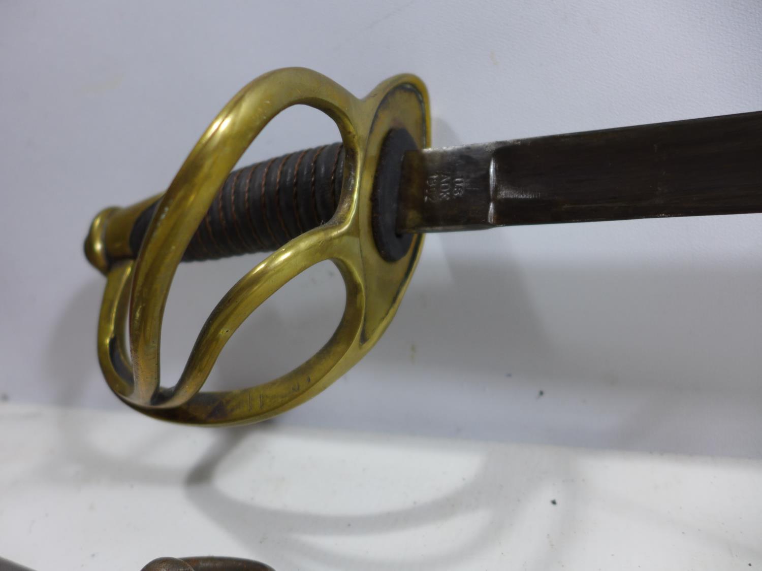 A REPLICA U.S.A CAVALRY SWORD AND SCABBARD, 86CM BLADE STAMPED U.U.ADK 1862, LENGTH 106CM - Image 2 of 7