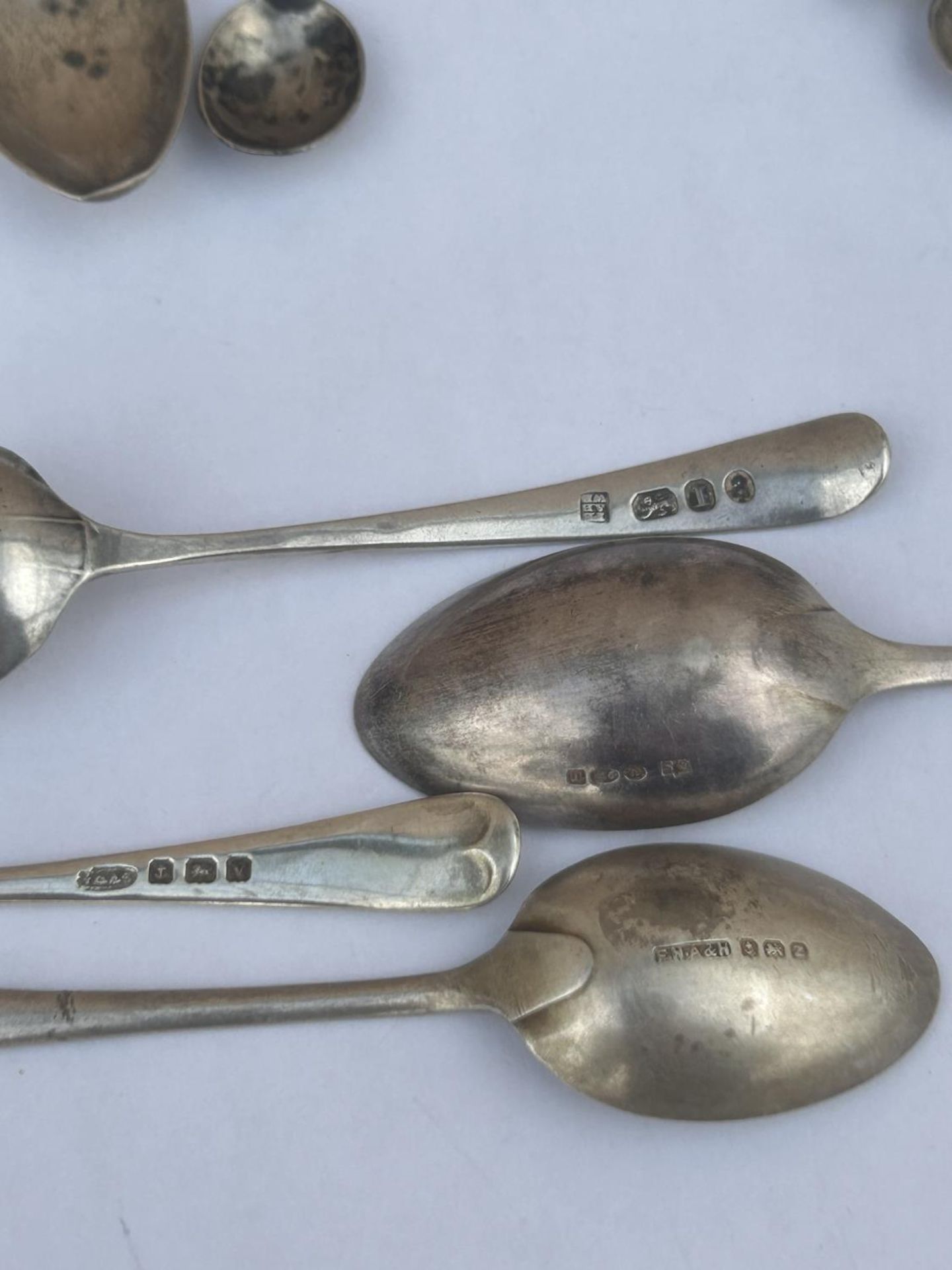 A COLLECTION OF HALLMARKED SILVER ITEMS TO INCLUDE SPOONS, SUGAR TONGS, ETC, WEIGHT 118 G - Image 3 of 4