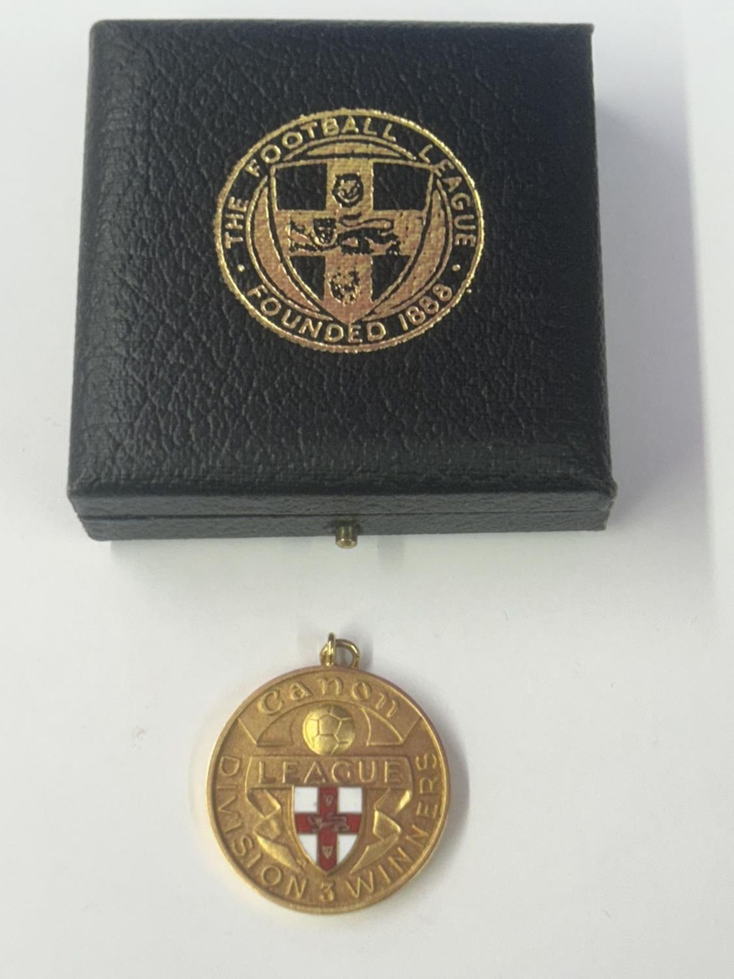 A HALLMARKED 9 CARAT GOLD & ENAMEL FOOTBALL LEAGUE CANON DIVISION 3 LEAGUE WINNERS MEDAL 1983-1984 - Image 5 of 5
