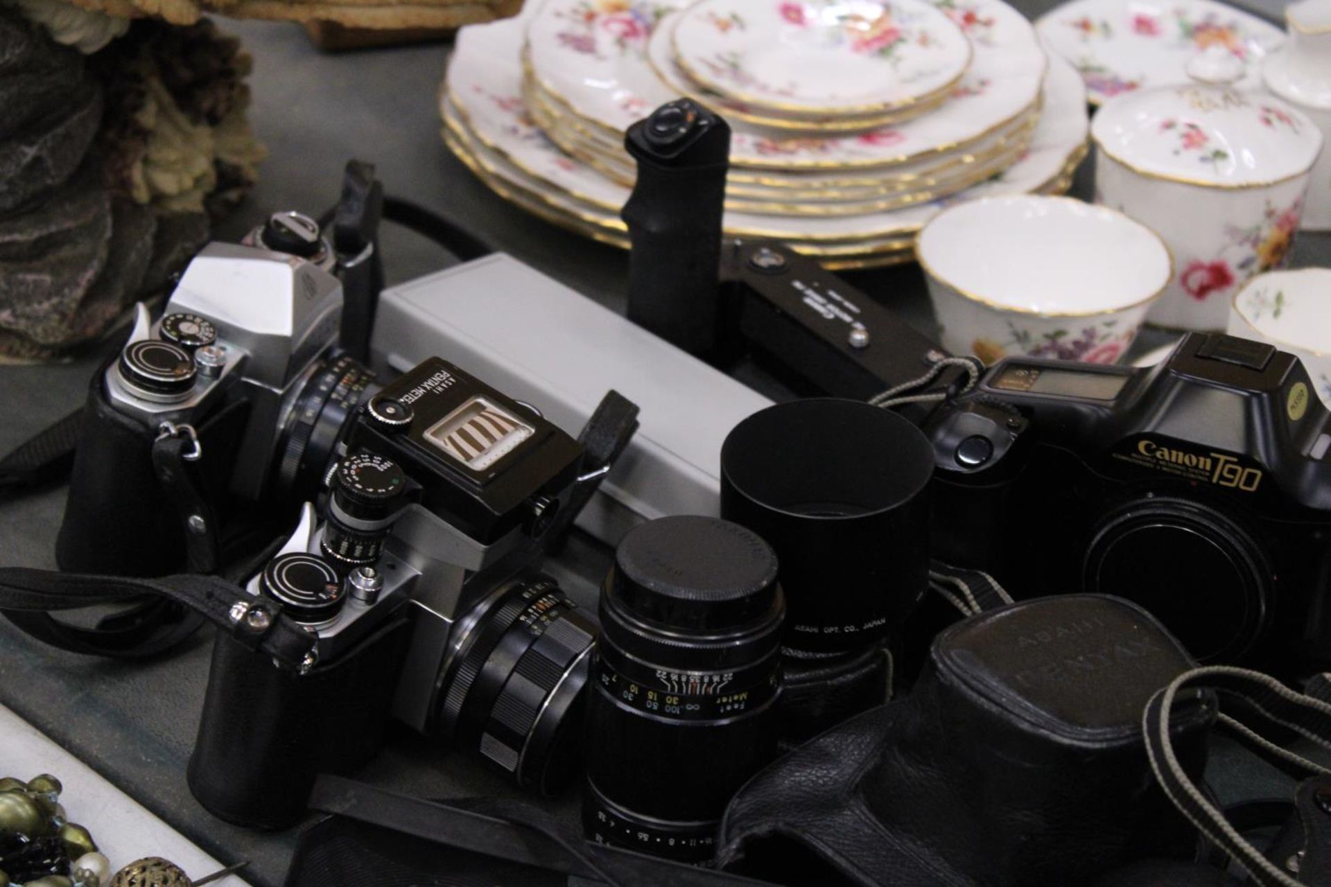 A QUANTITY OF VINTAGE CAMERAS AND ACCESSORIES TO INCLUDE CANON AND PENTAX ETC - Image 2 of 5