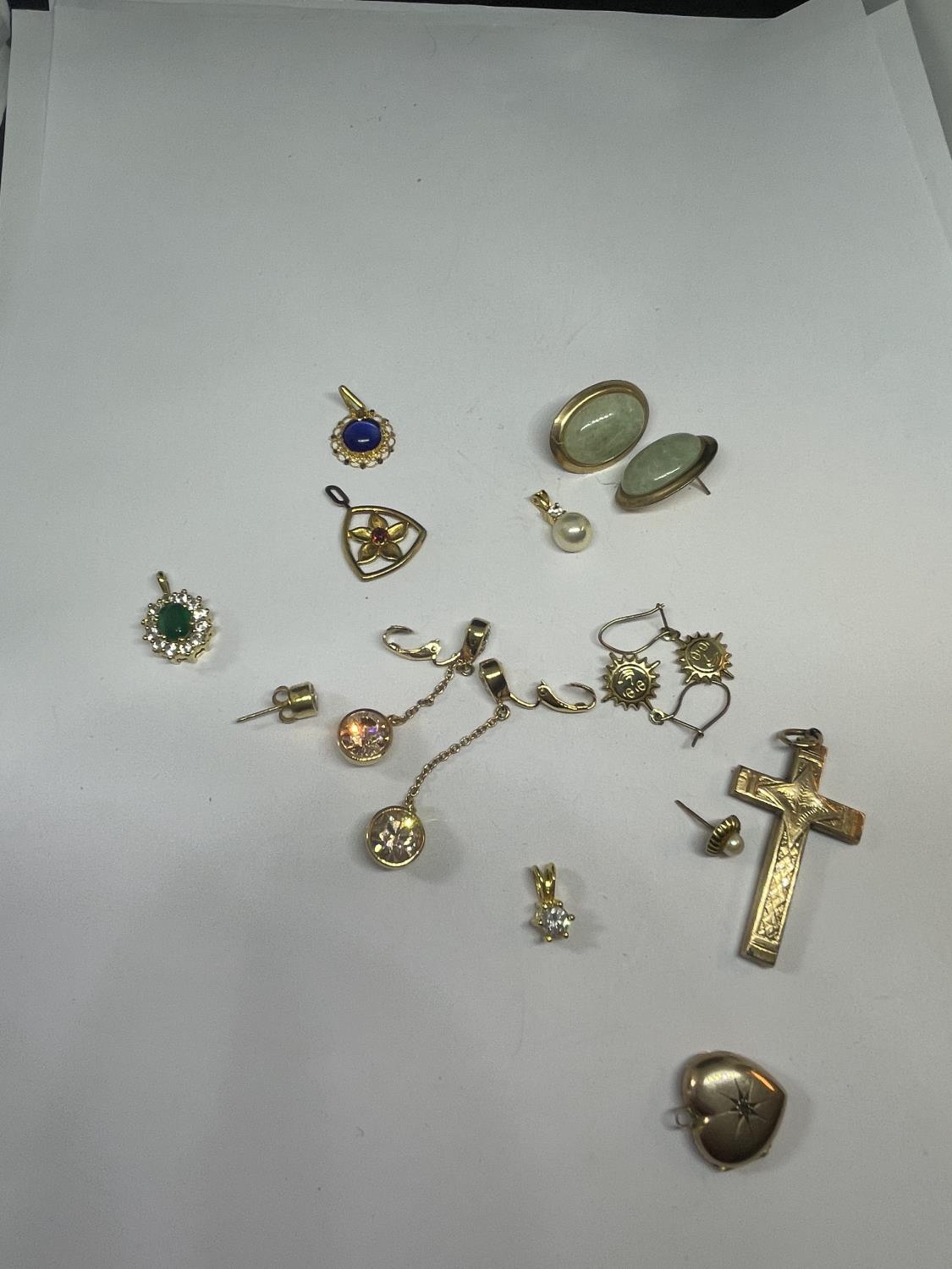 A QUANTITY OF COSTUME JEWELLERY