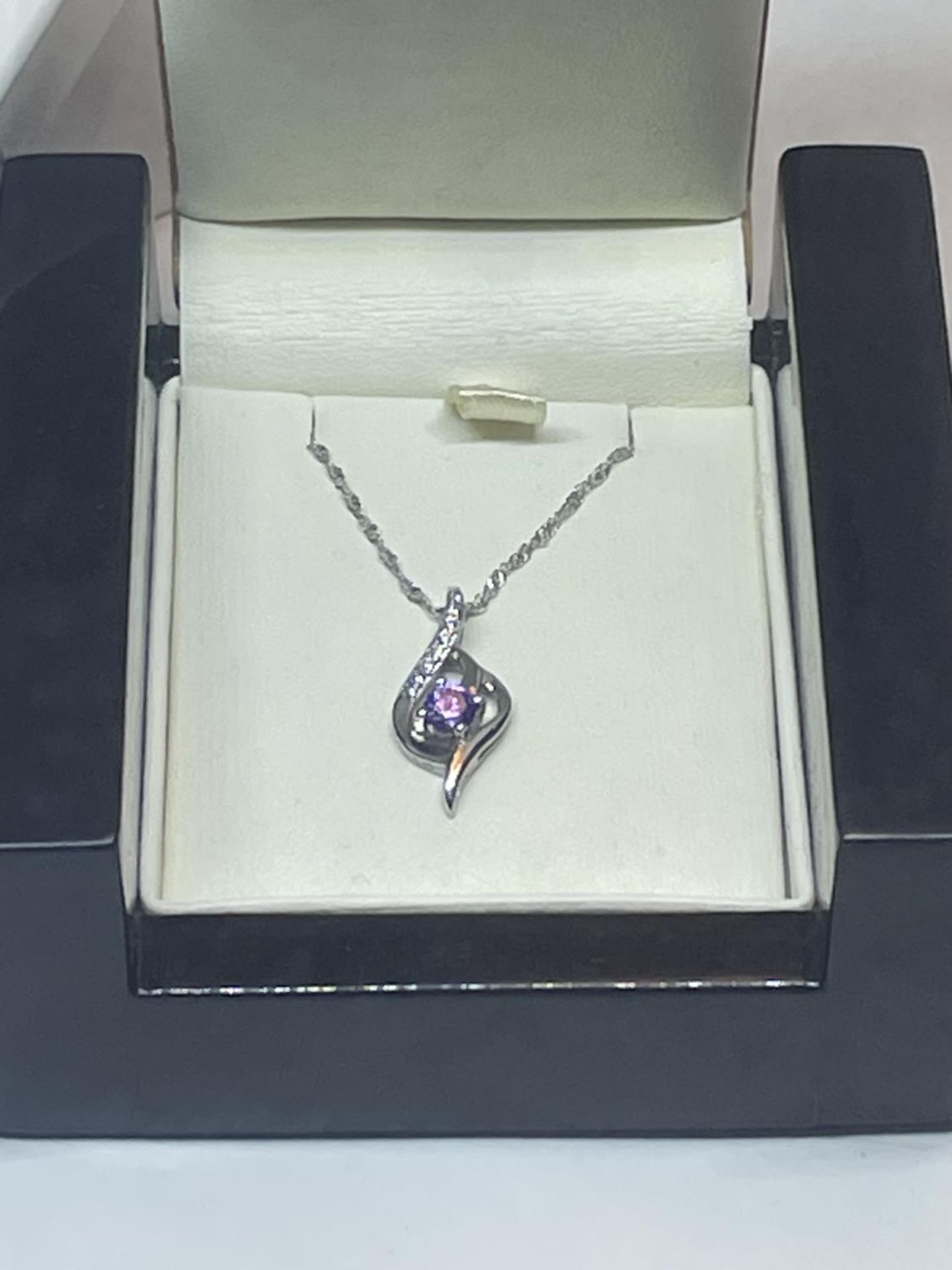 A SILVER NECKLACE IN A PRESENTATION BOX - Image 2 of 3