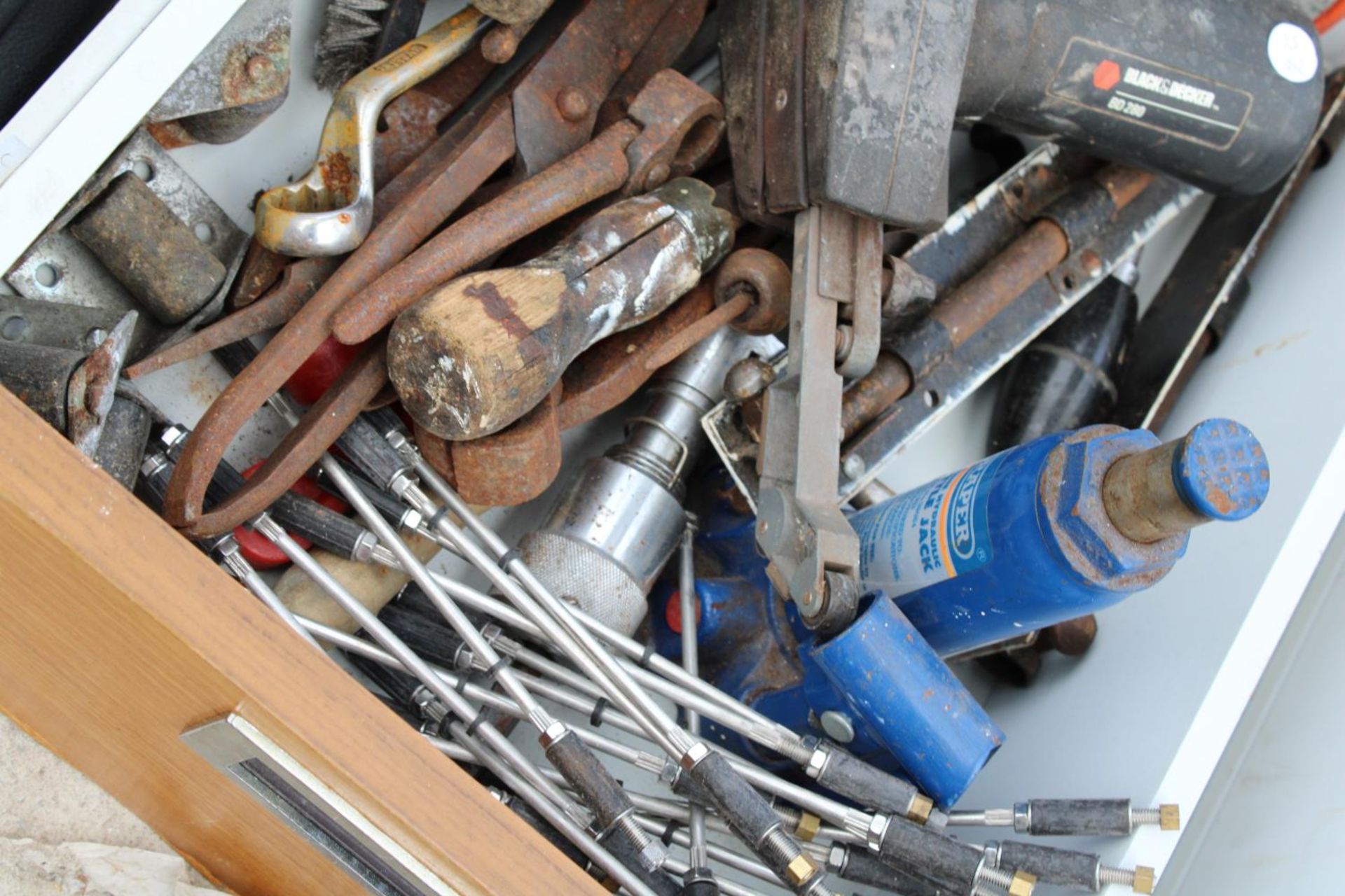 AN ASSORTMENT OF TOOLS TO INCLUDE A MITRE SAW, A BLACK AND DECKER SANDER AND BRACE DRILLS ETC - Image 5 of 5