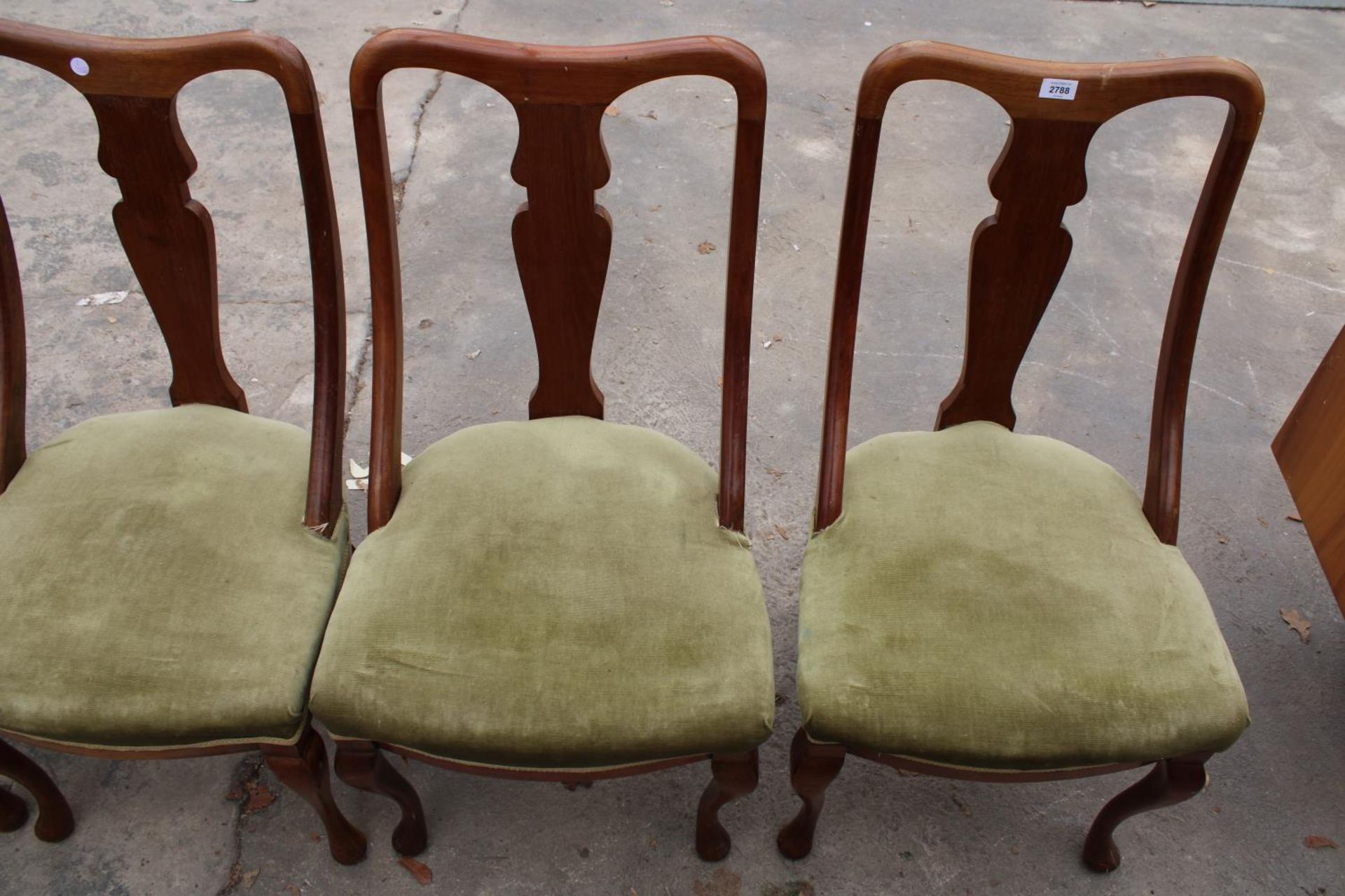 A SET OF FOUR QUEEN ANNE STYLE DINING CHAIRS - Image 4 of 4