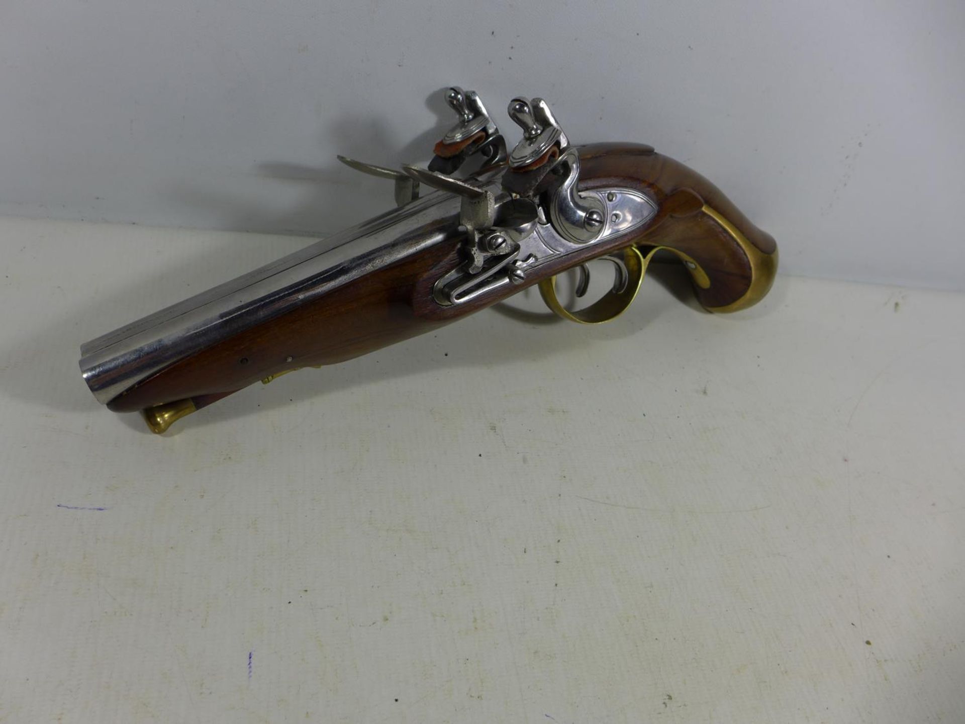 A GOOD QUALITY NON FIRING MODEL DISPLAY DOUBLE BARREL SIDE BY SIDE FLINTLOCK PISTOL, 17CM BARREL, - Bild 3 aus 6