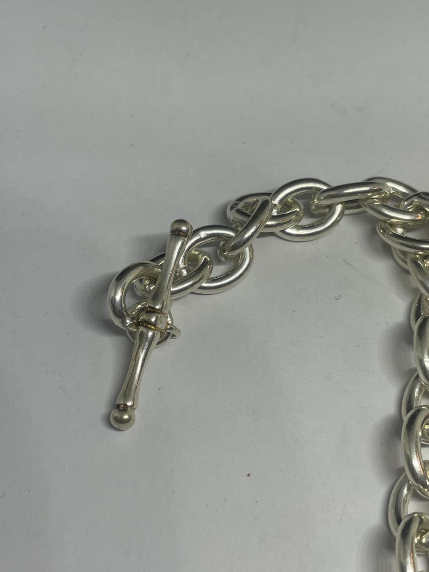 A SILVER T BAR NECK CHAIN LENGTH 18" - Image 3 of 3