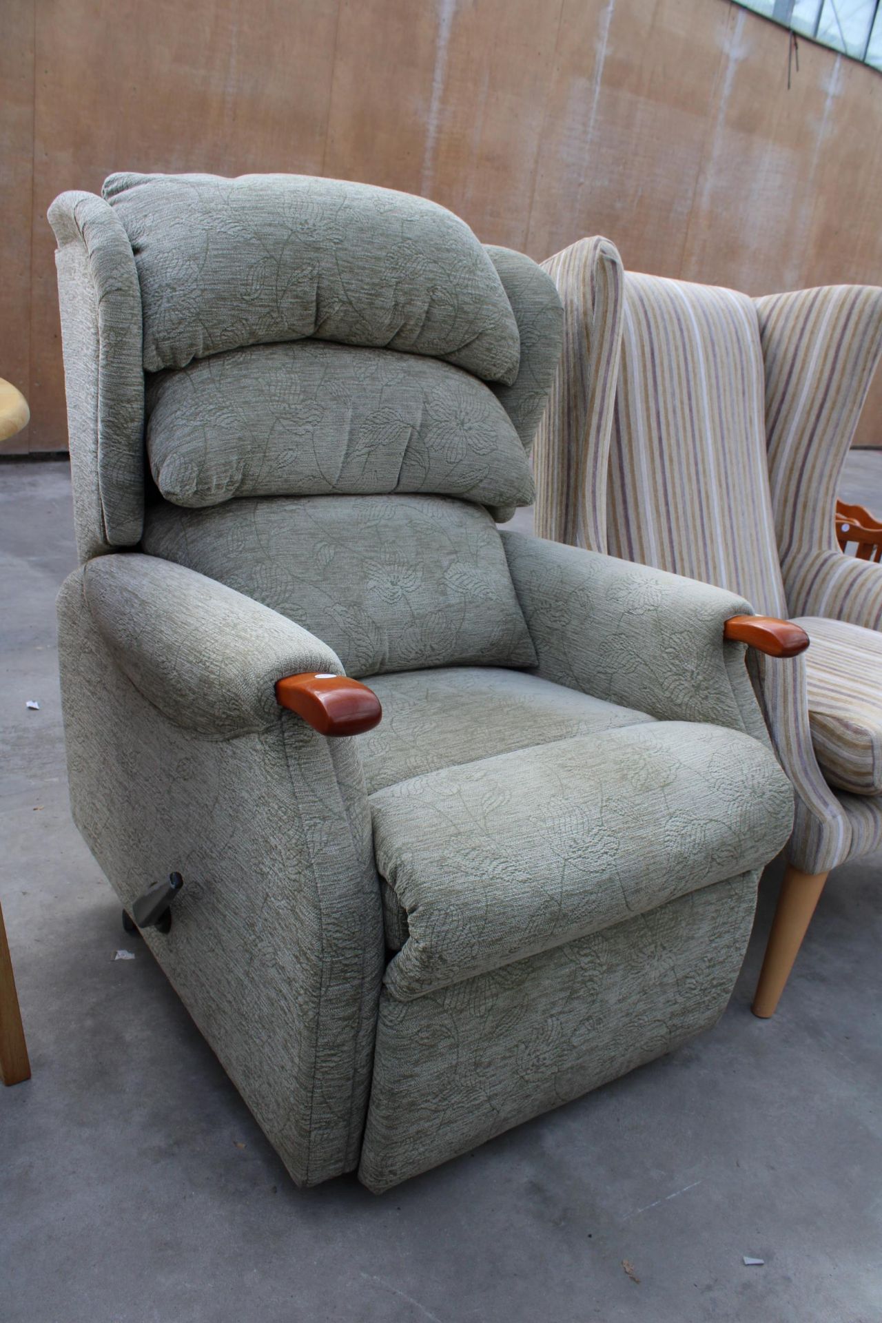 TWO ITEMS TO INCLUDE AN UPHOLSTERED PARKER KNOLL WINGBACK CHAIR AND A FURTHER UPHOLSTERED RECLINER - Image 4 of 4