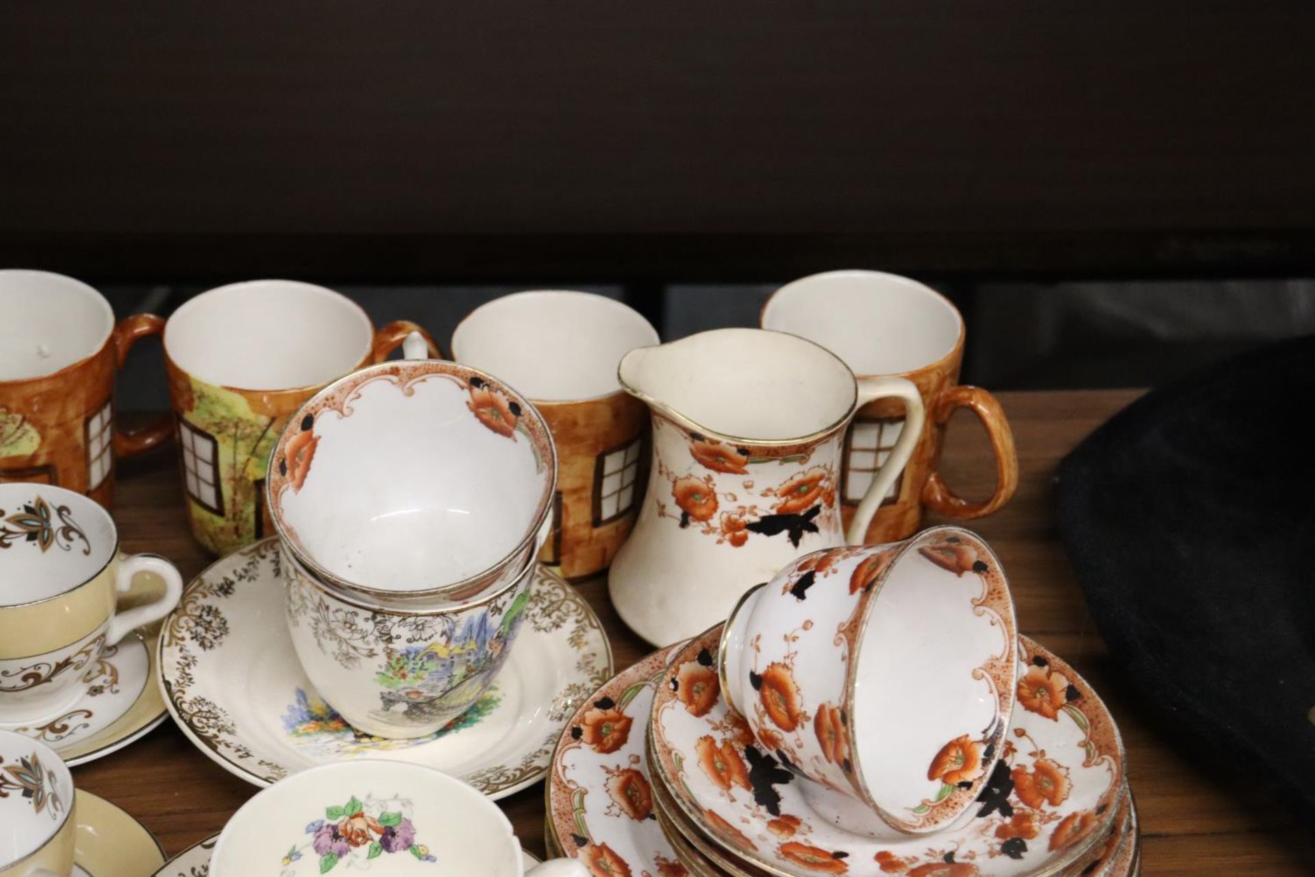 A MIXED LOT OF TEAWARE TO INCLUDE CUPS, SAUCERS, SIDE PLATES. CAKE PLATES, CREAM JUG SUGAR BOWL ETC - Image 3 of 6