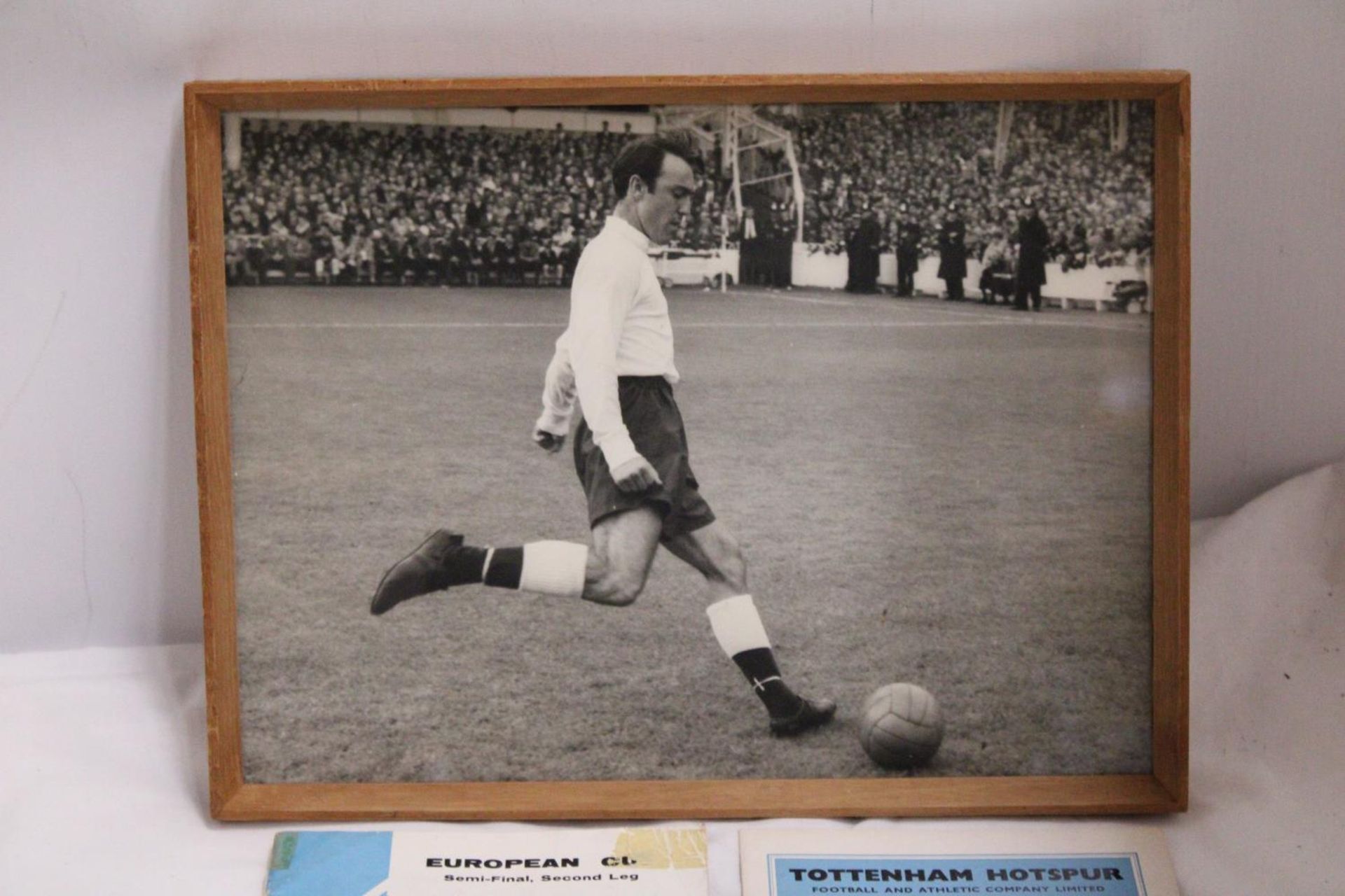 A FRAMED PHOTOGRAPH OF "JIMMY GREAVES" IN THE EARLY 1960S PLUS TWO 1960S TOTTENHAM HOTSPUR - Bild 2 aus 5