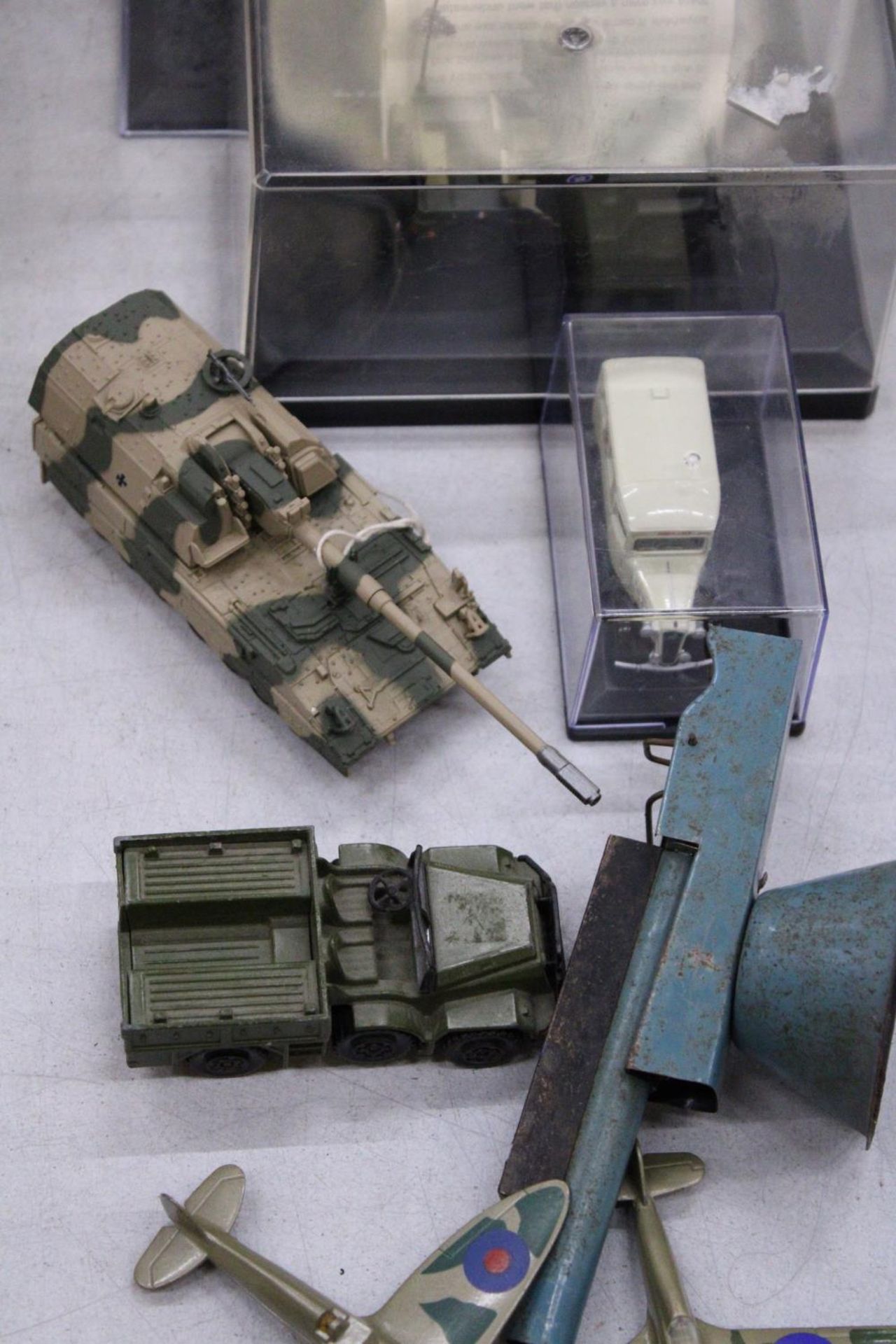 A QUANTITY OF MILITARY MODEL PLANES AND TANKS, ETC - Image 3 of 7