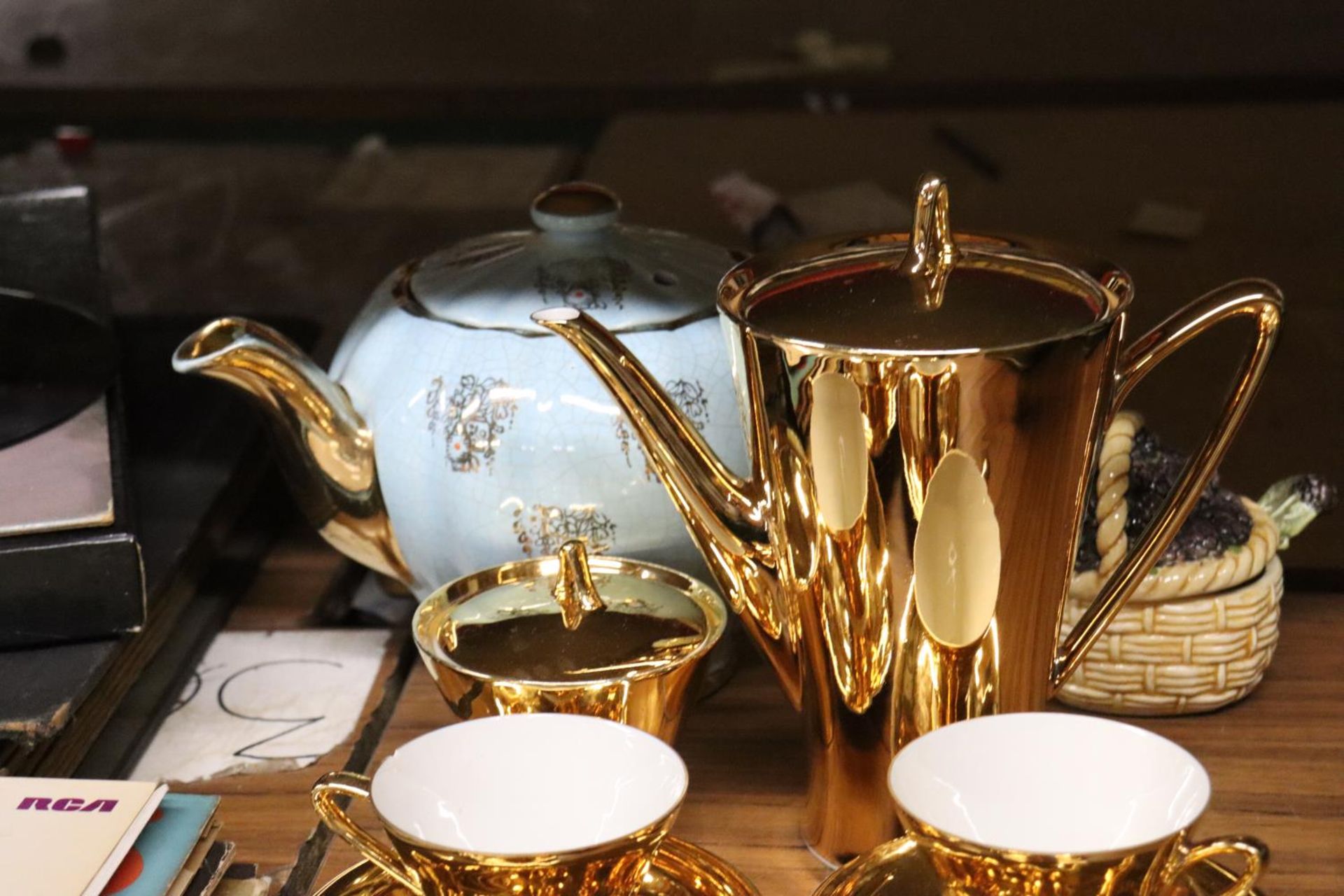 A GILT COLOURED COFFEE POT, SUGAR BOWL, CUPS AND SAUCERS, PLUS A VINTAGE SUDLOW'S TEAPOT AND A - Image 3 of 5