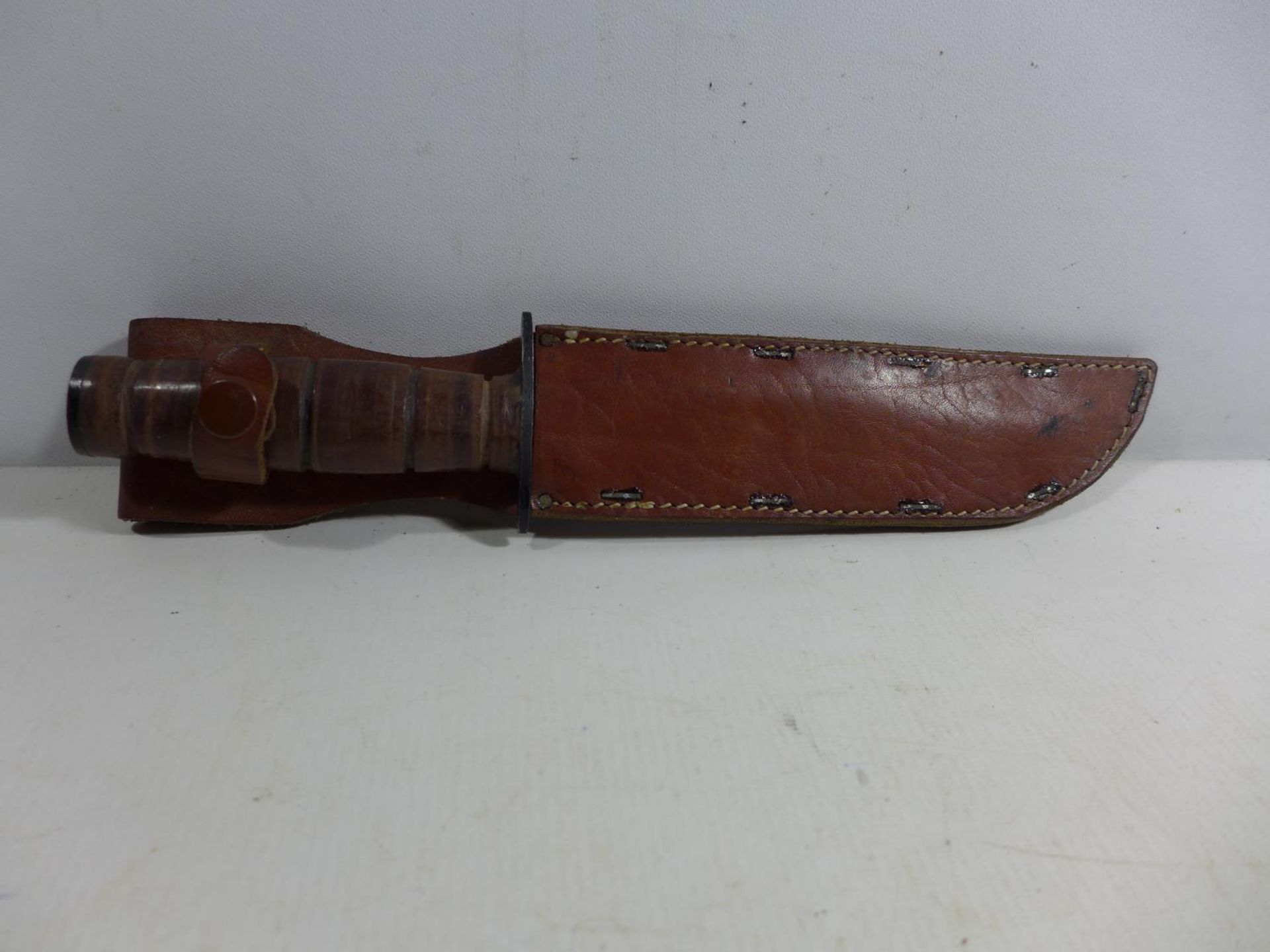 A VINTAGE BOWIE KNIFE AND LEATHER SCABBARD, 17CM BLADE, LENGTH 32CM - Image 4 of 4