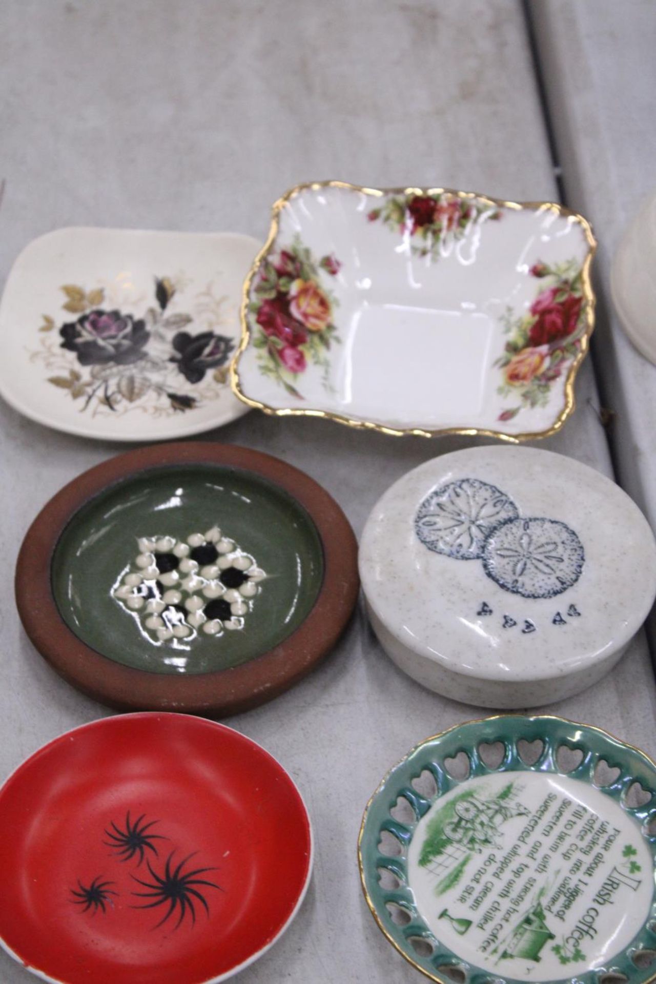 A QUANTITY OF CERAMIC AND CHINA PIN TRAYS TO INCLUDE ROYAL ALBERT 'OLD COUNTRY ROSES', ETC - Image 2 of 5