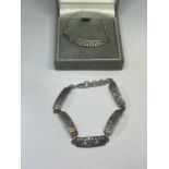 A SILVER MACINTOSCH NECKLACE AND BRACELET IN A PRESENTATION BOX