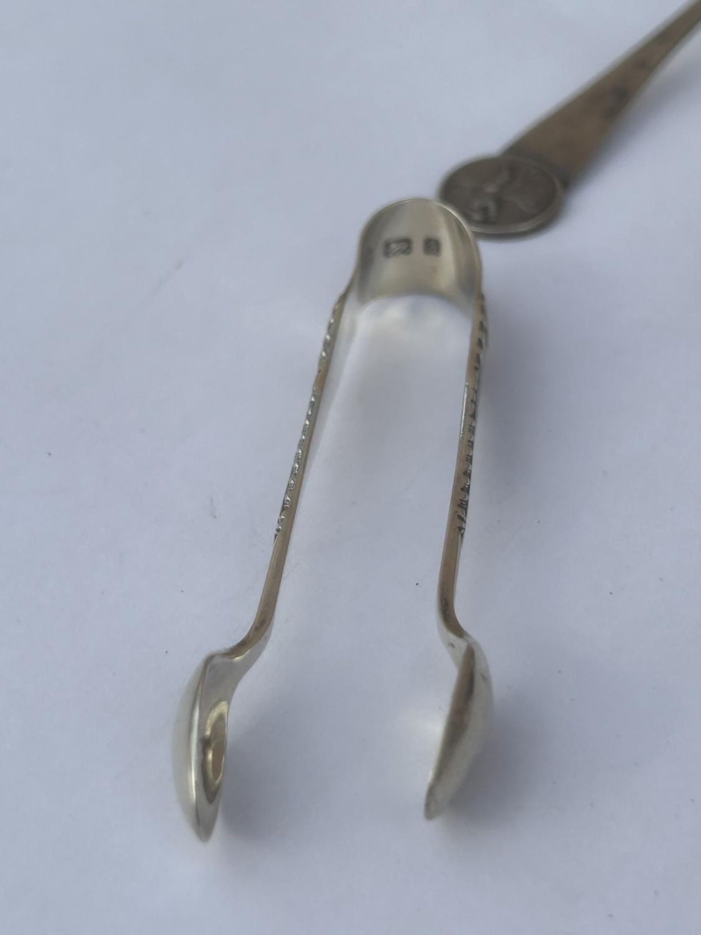 A COLLECTION OF HALLMARKED SILVER ITEMS TO INCLUDE SPOONS, SUGAR TONGS, ETC, WEIGHT 118 G - Image 2 of 4