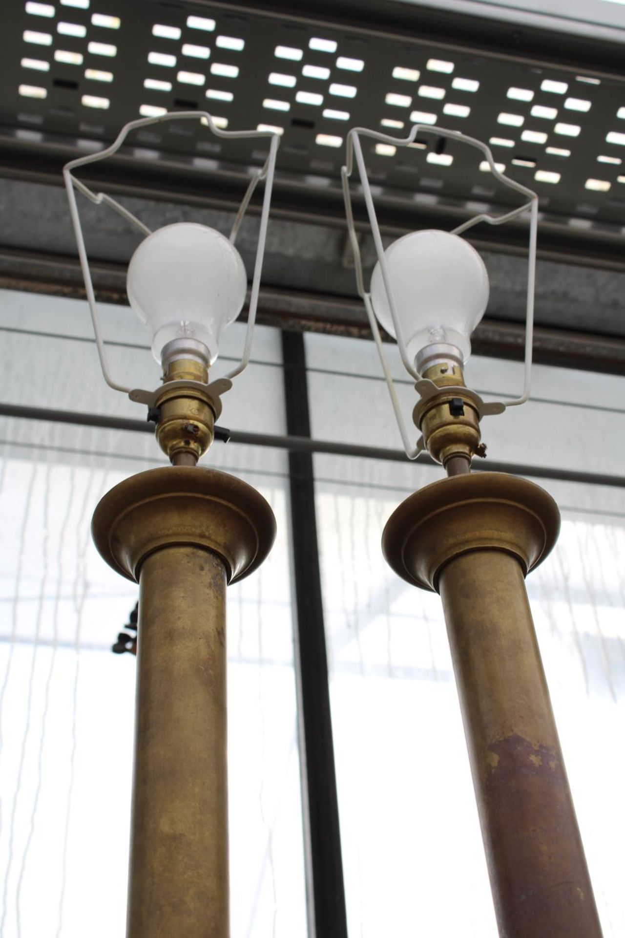 A PAIR OF TALL DECORATIVE BRASS TABLE LAMPS - Bild 2 aus 3