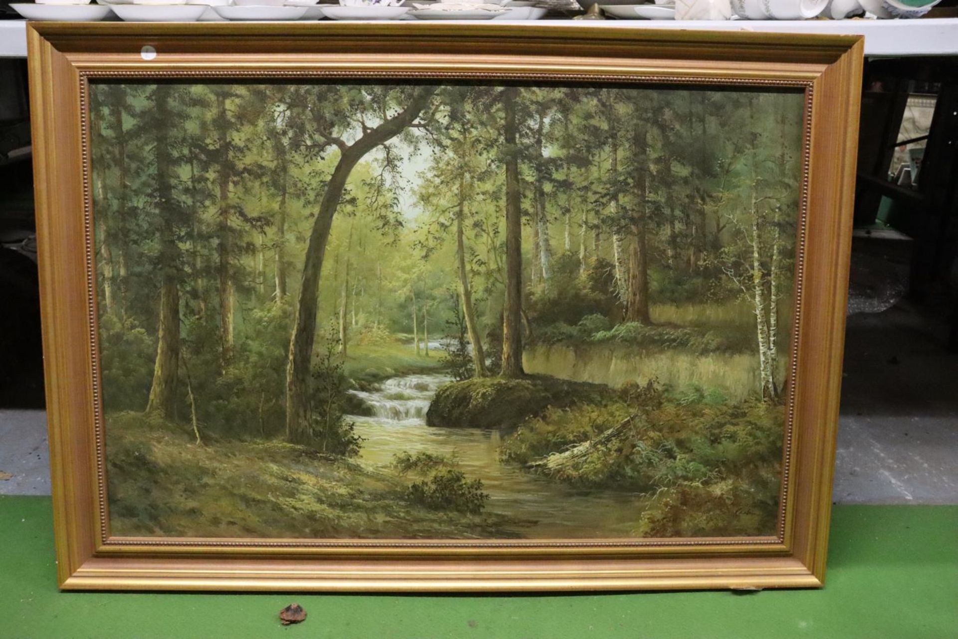 A LARGE OIL ON CANVAS OF A WOODLAND RIVER SCENE, IN A GILT FRAME, WITH INDISTINCT SIGNATURE, 103CM X