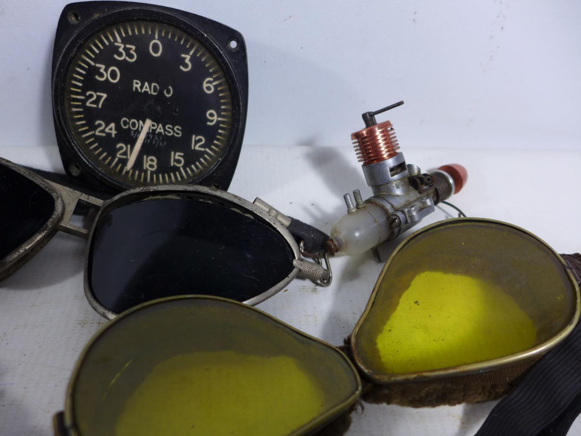 A COLLECTION OF FLYING GOGGLES, RADIO COMPASS DIAL, MODEL ENGINE ETC - Bild 2 aus 5