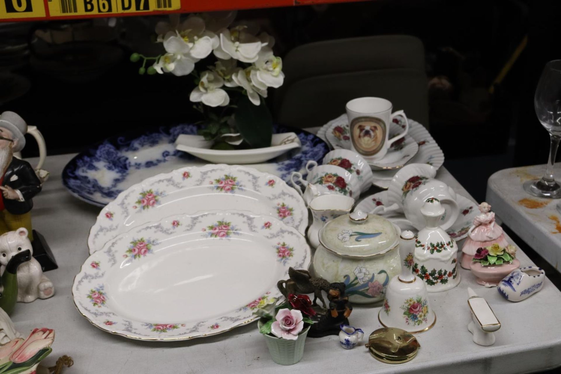 A QUANTITY OF CHINA AND CERAMIC ITEMS TO INCLUDE ROYAL ALBERT 'TRANQUILITY' SERVING PLATES, BELLS,