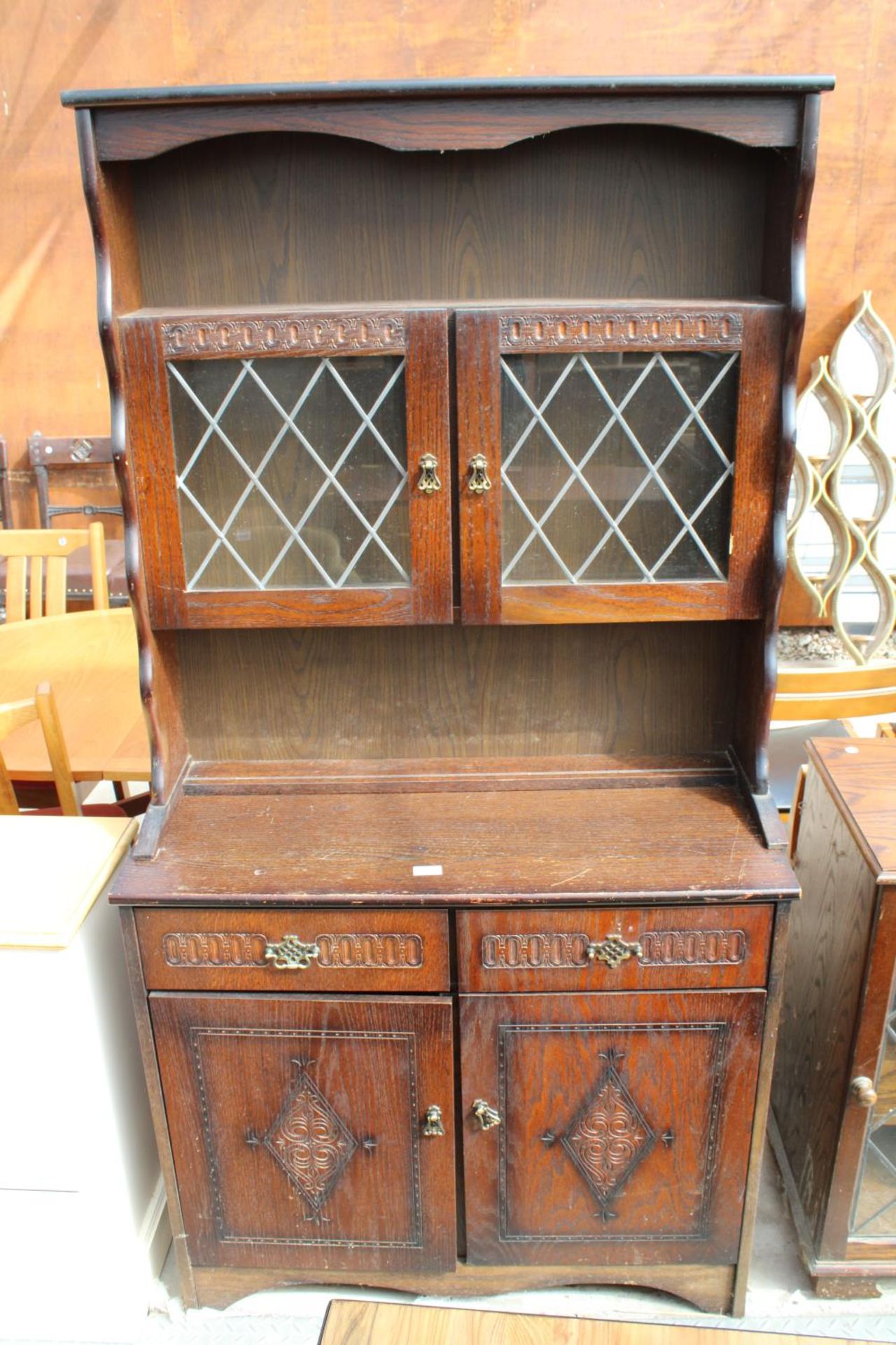 AN OAK DRESSER WITH PLATE RACK ENCLOSING 2 GLAZED AND LEADED DOORS, 36" WIDE