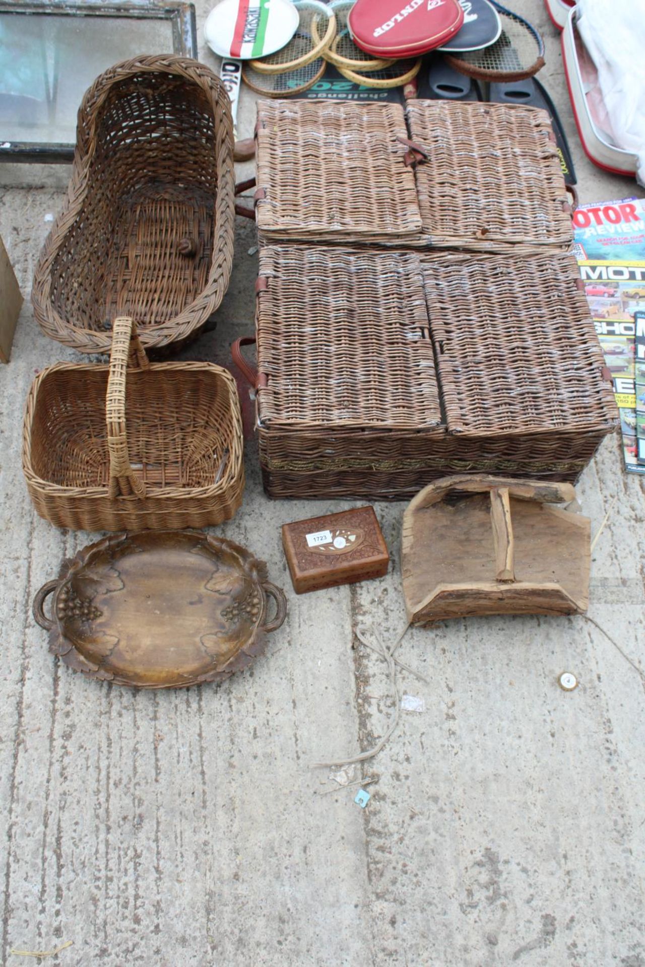 AN ASSORTMENT OF TREEN AND WICKER ITEMS TO INCLUDE TWO HAMPERS, TRUGS AND A LIDDED BOX ETC