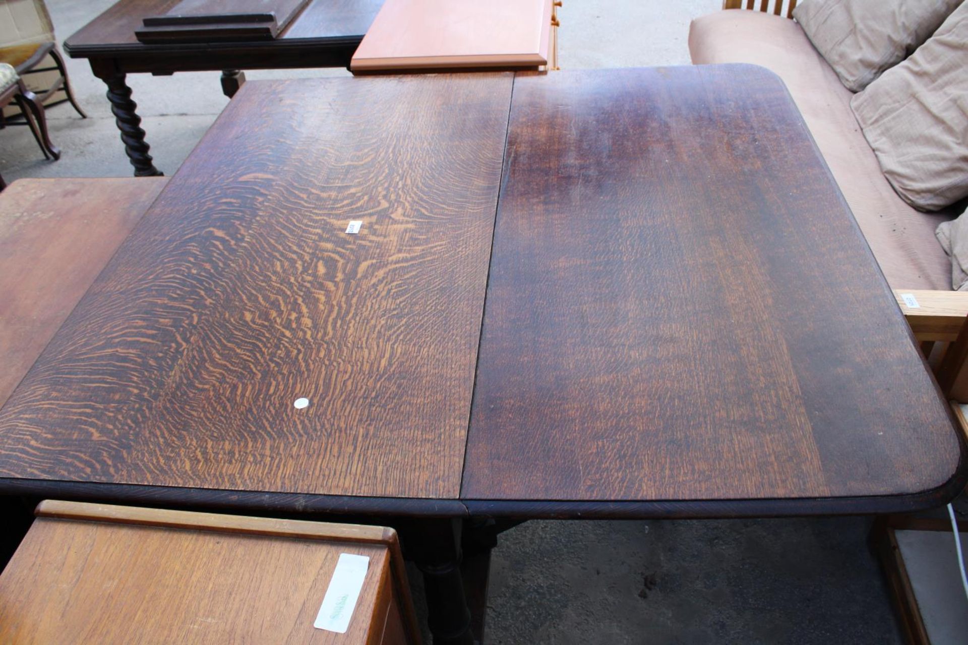 AN EARLY 20TH CENTURY OAK GATELEG DINING TABLE ON TURNED LEGS 72" X 48" OPENED - Image 3 of 4