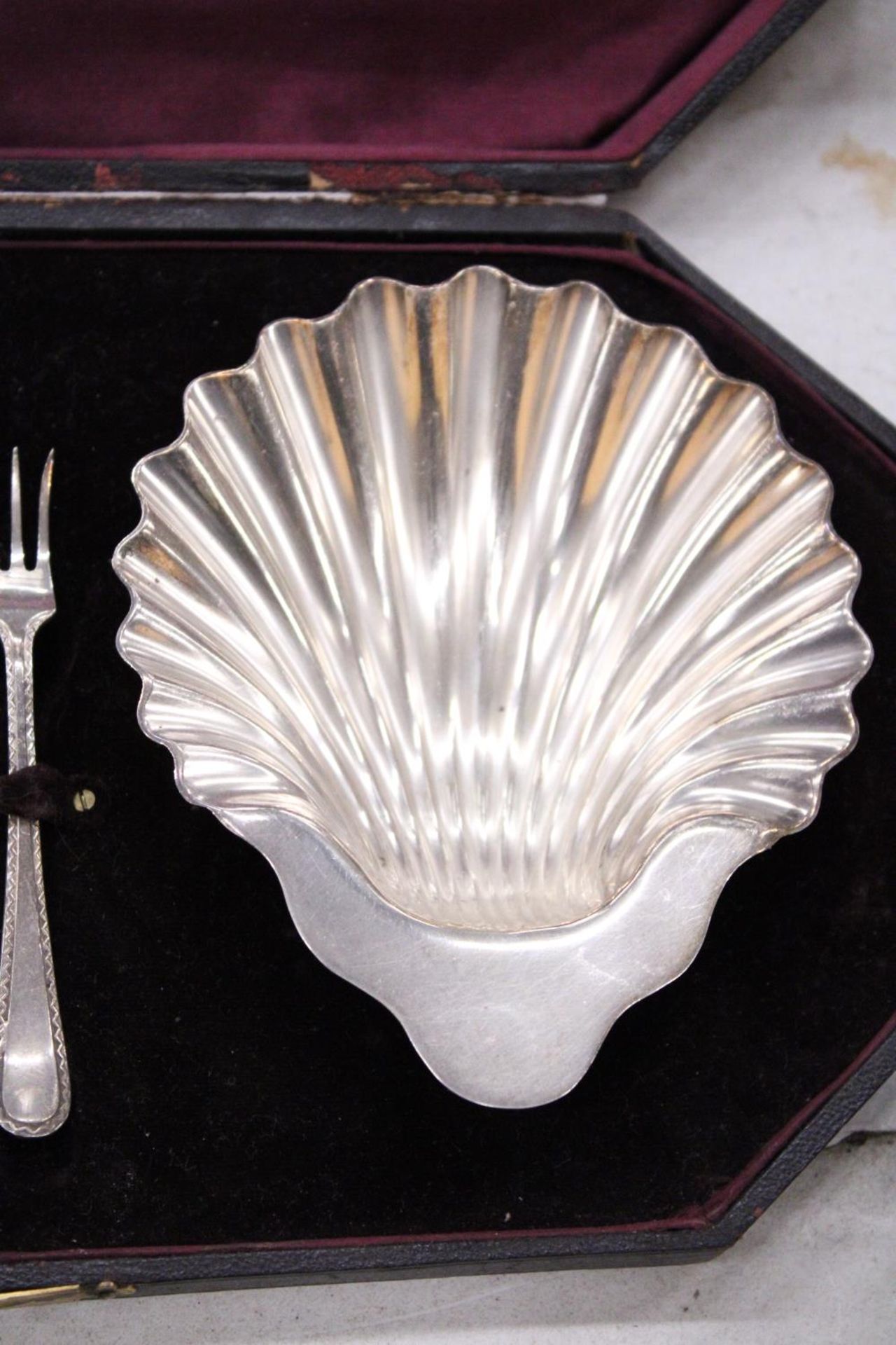 A BOXED SILVER PLATED "SHELLS AND FORK" OYSTER SET - Image 6 of 6