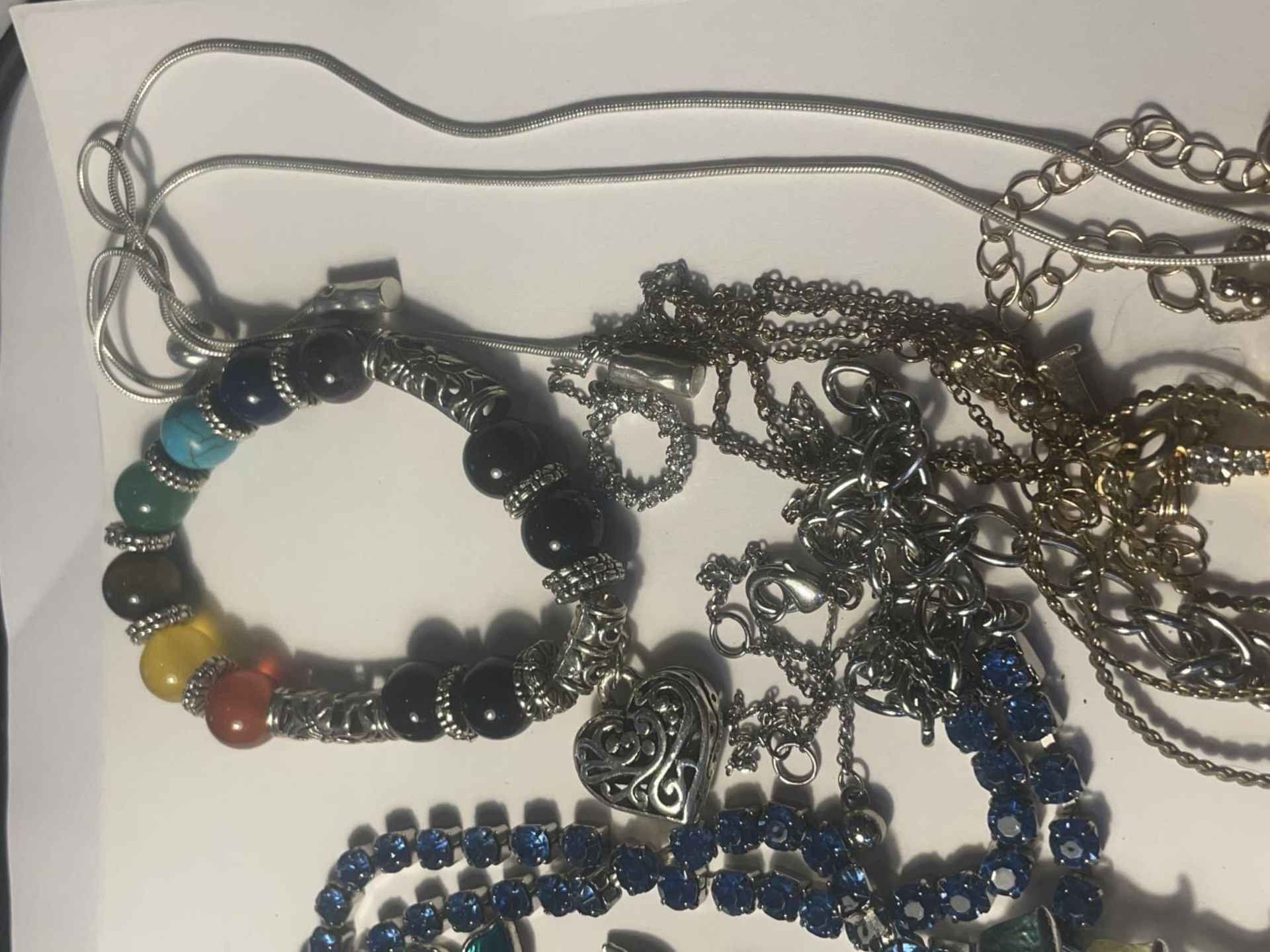 A QUANTITY OF COSTUME JEWELLERY TO INCLUDE BROOCHES, BRACELETS AND NECKLACES - Bild 4 aus 5
