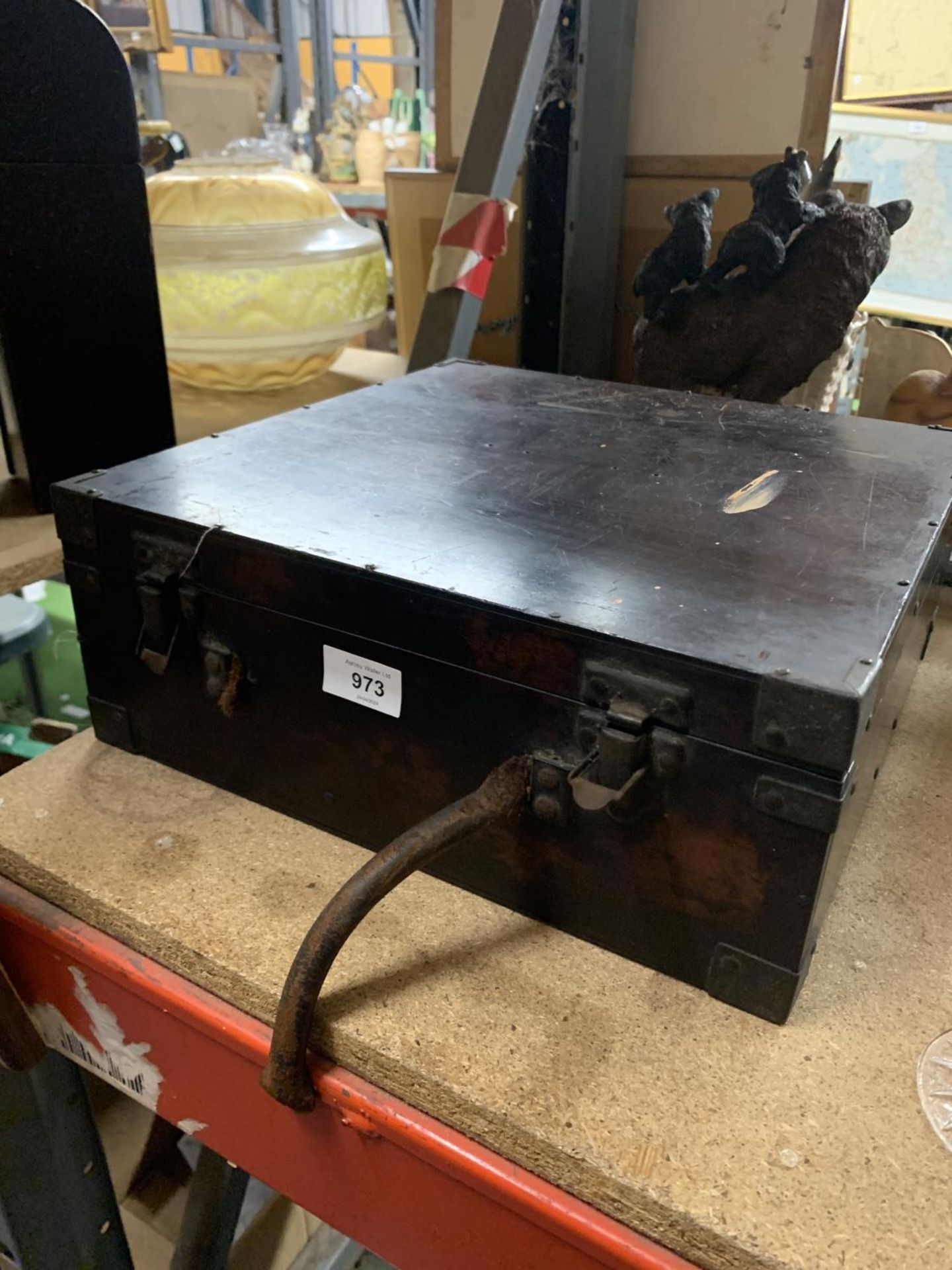 A VINTAGE WOODEN BOX/CASE WITH LEATHER HANDLE (HANDLE A/F) - Image 4 of 5