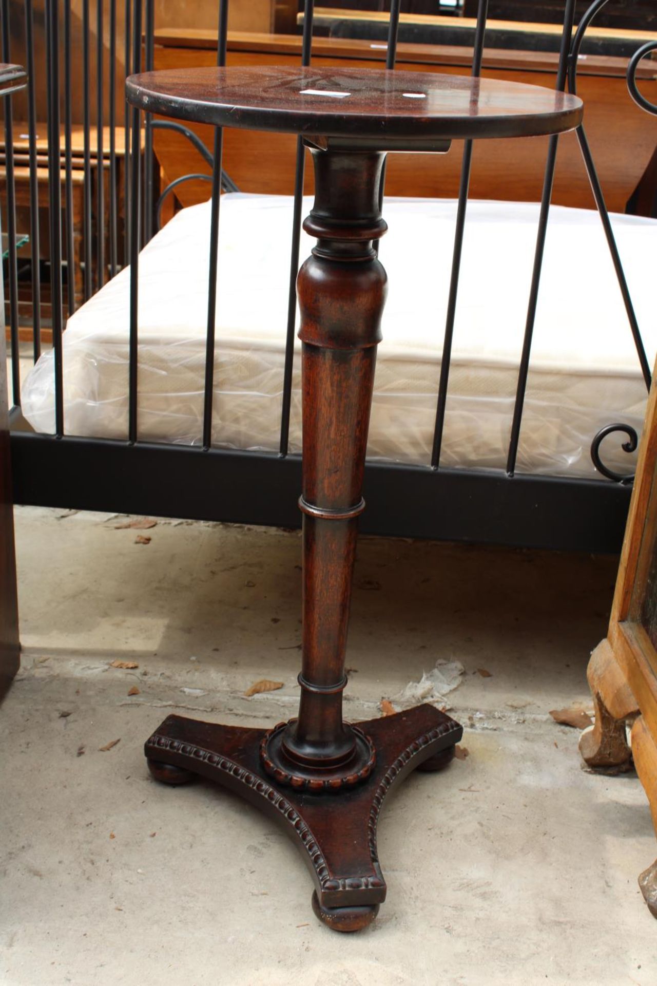 A REGENCY MAHOGANY 16" DIAMETER WINE TABLE ON TURNED TAPERING COLUMN - Image 2 of 3
