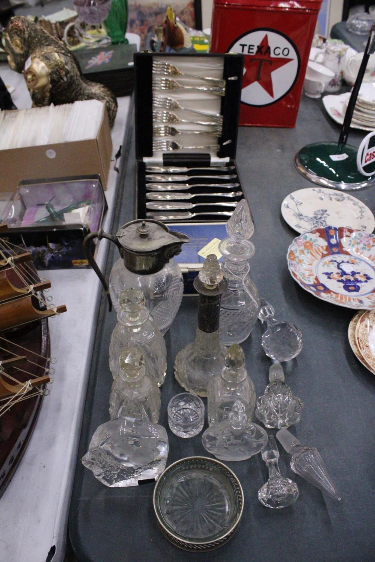 A QUANTITY OF GLASSWARE TO INCLUDE SCENT BOTTLES, A JUG WITH SILVER PLATED TOP, PAPERWEIGHTS, A