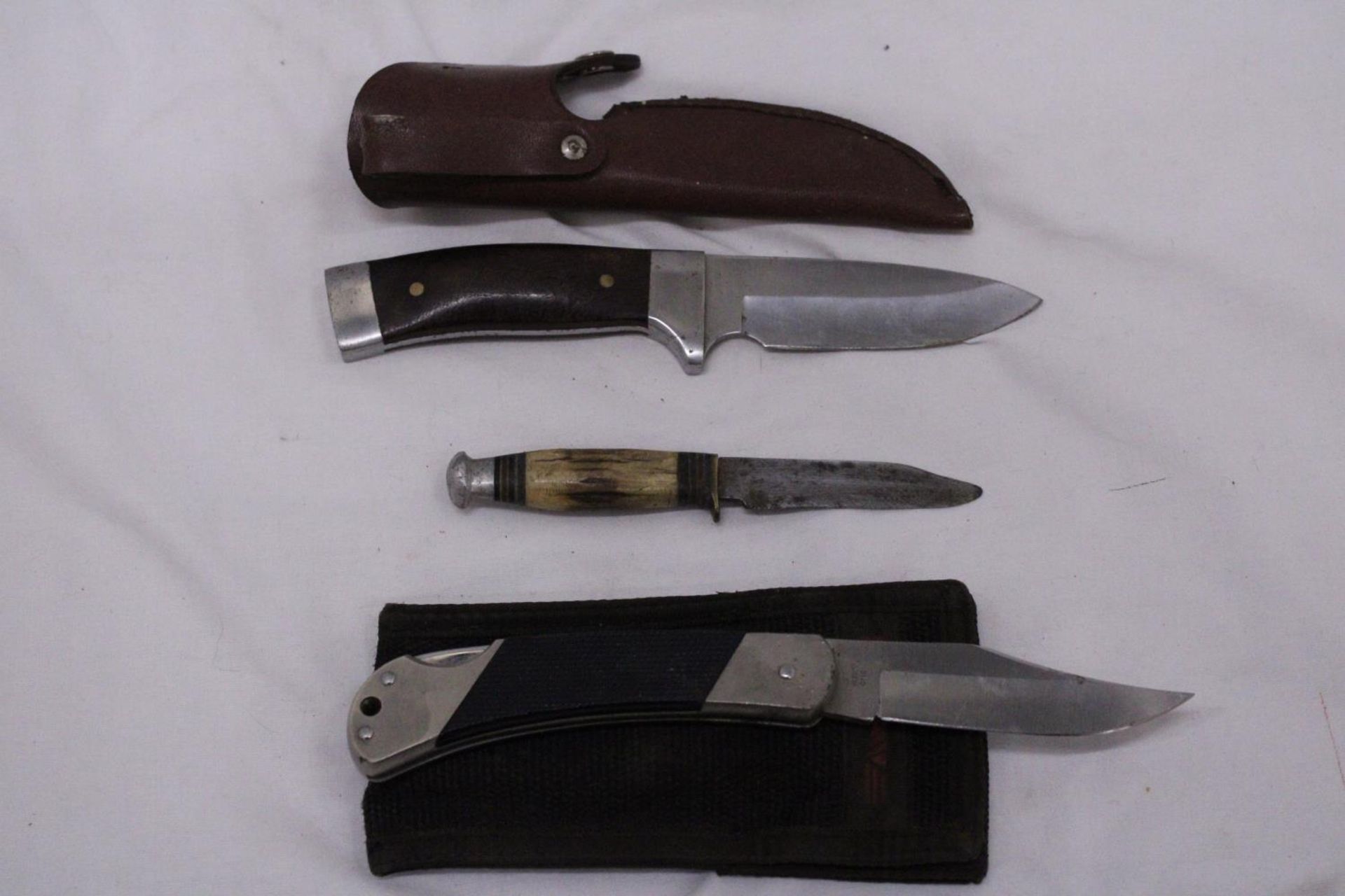 THREE KNIVES TO INCLUDE A WILLIAM RODGERS