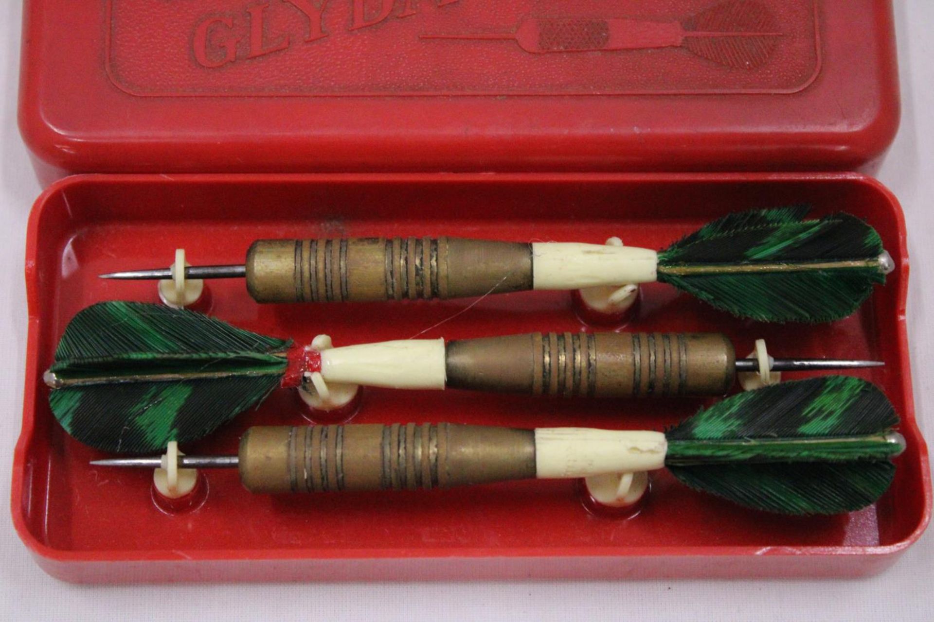 A 1960'S HEAVY BRASS GLYDA DARTS IN ORIGINAL BOX - Bild 2 aus 5