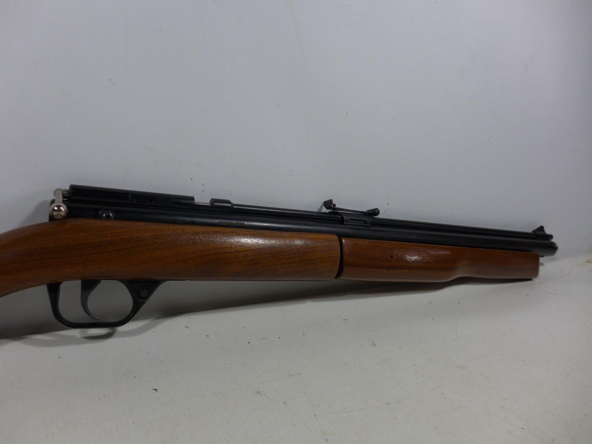 A CROSMAN C9A SERIES .177 CALIBRE AIR RIFLE SERIAL NO 800701590, 49CM BARREL, LENGTH 95CM TOGETHER - Image 3 of 7