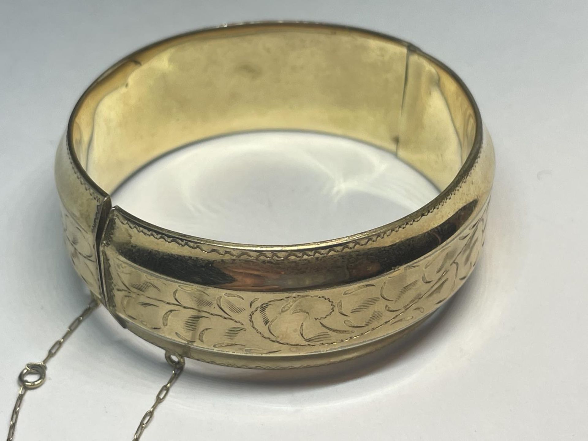 A GOLD PLATED BANGLE - Image 2 of 3