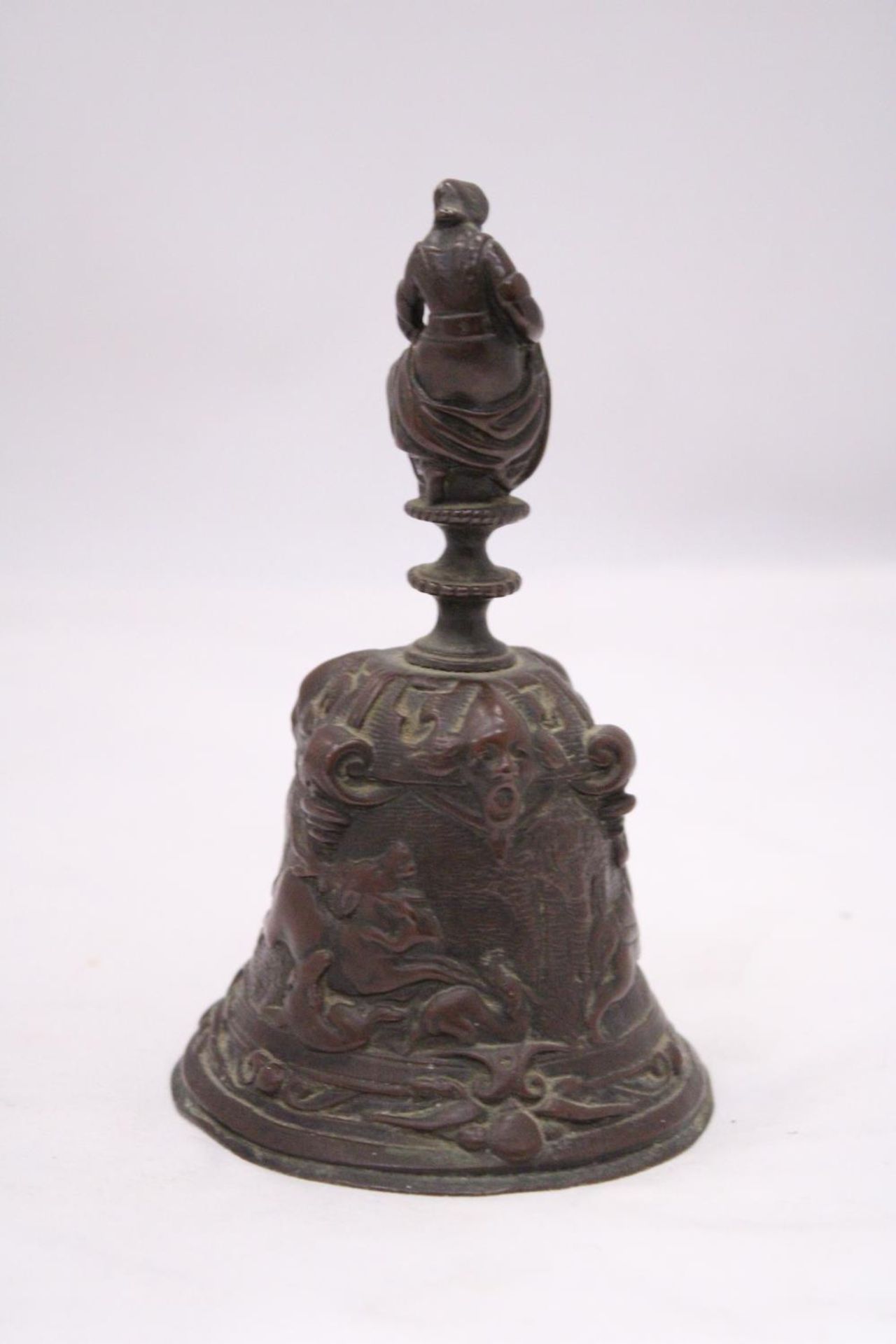 A ORIENTAL BRONZE BELL DEPICTING A HUNTING SCENE AROUND BASE OF BELL - Image 4 of 6