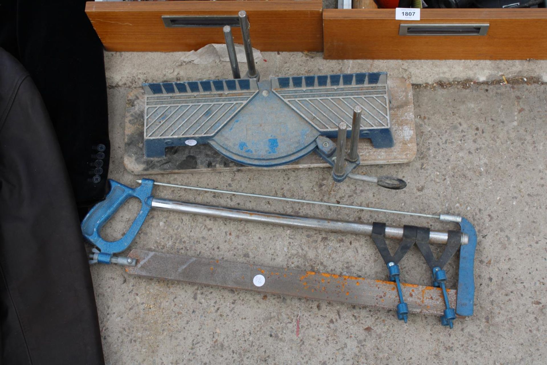 AN ASSORTMENT OF TOOLS TO INCLUDE A MITRE SAW, A BLACK AND DECKER SANDER AND BRACE DRILLS ETC - Image 3 of 5