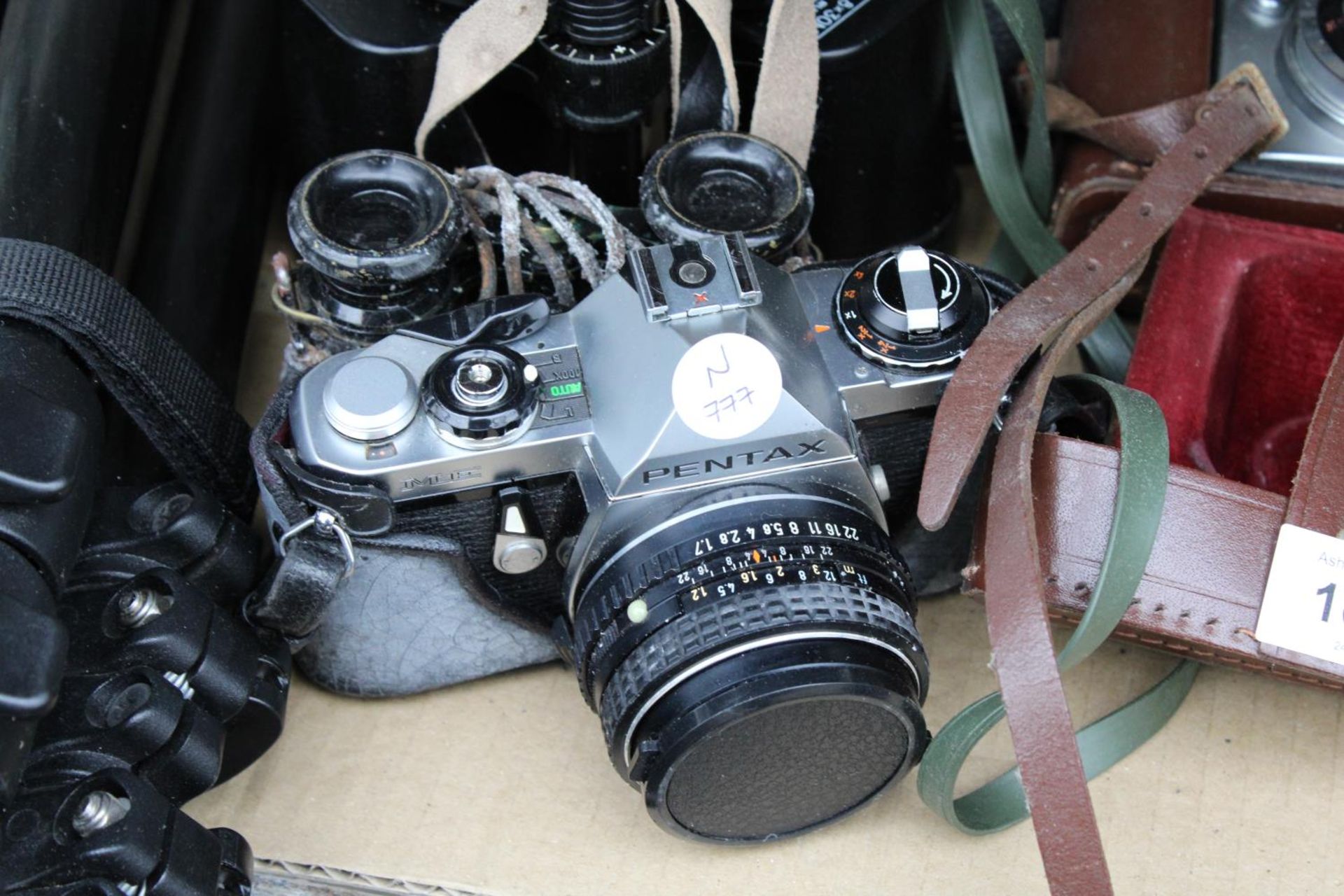 AN ASSORTMENT OF PHOTOGRAPHY ITEMS TO INCLUDE FOUR PAIRS OF VINTAGE BINOCULARS, A PENTAX CAMERA, A - Bild 2 aus 5