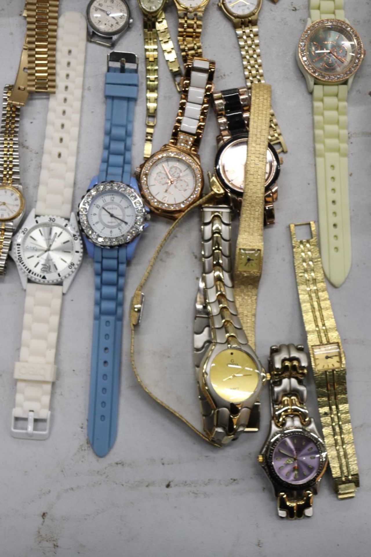 A COLLECTION OF APPROXIMATELY THIRTY WRISTWATCHES - Image 5 of 5