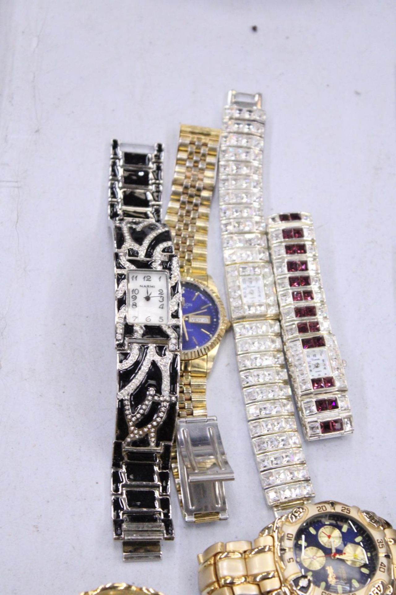 A QUANTITY OF THIRTEEN WRISTWATCHES - Image 2 of 5