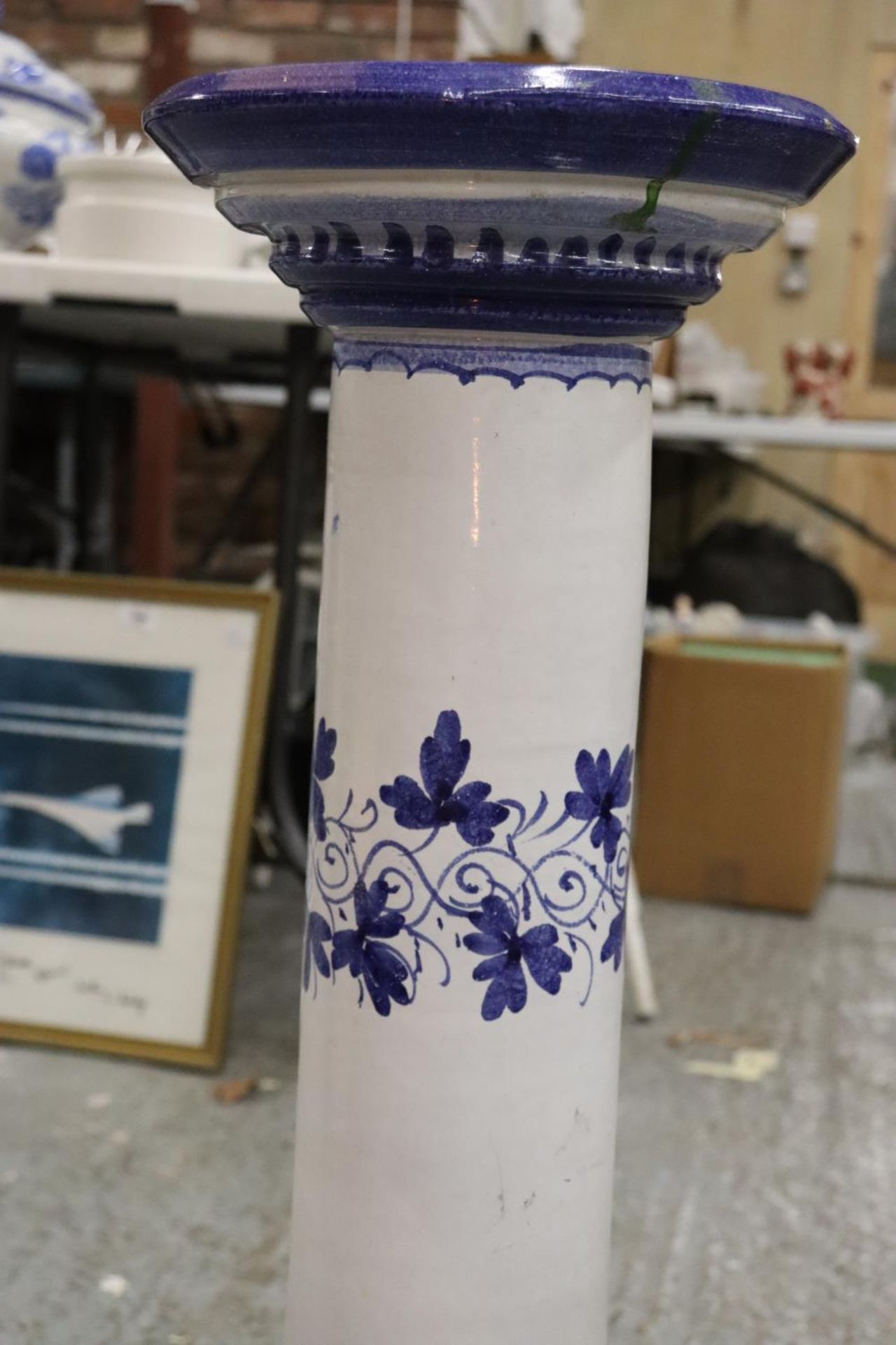 A BLUE AND WHITE VASE STAND (A/F) - APPROXIMATELY 68CM HIGH - Image 5 of 5