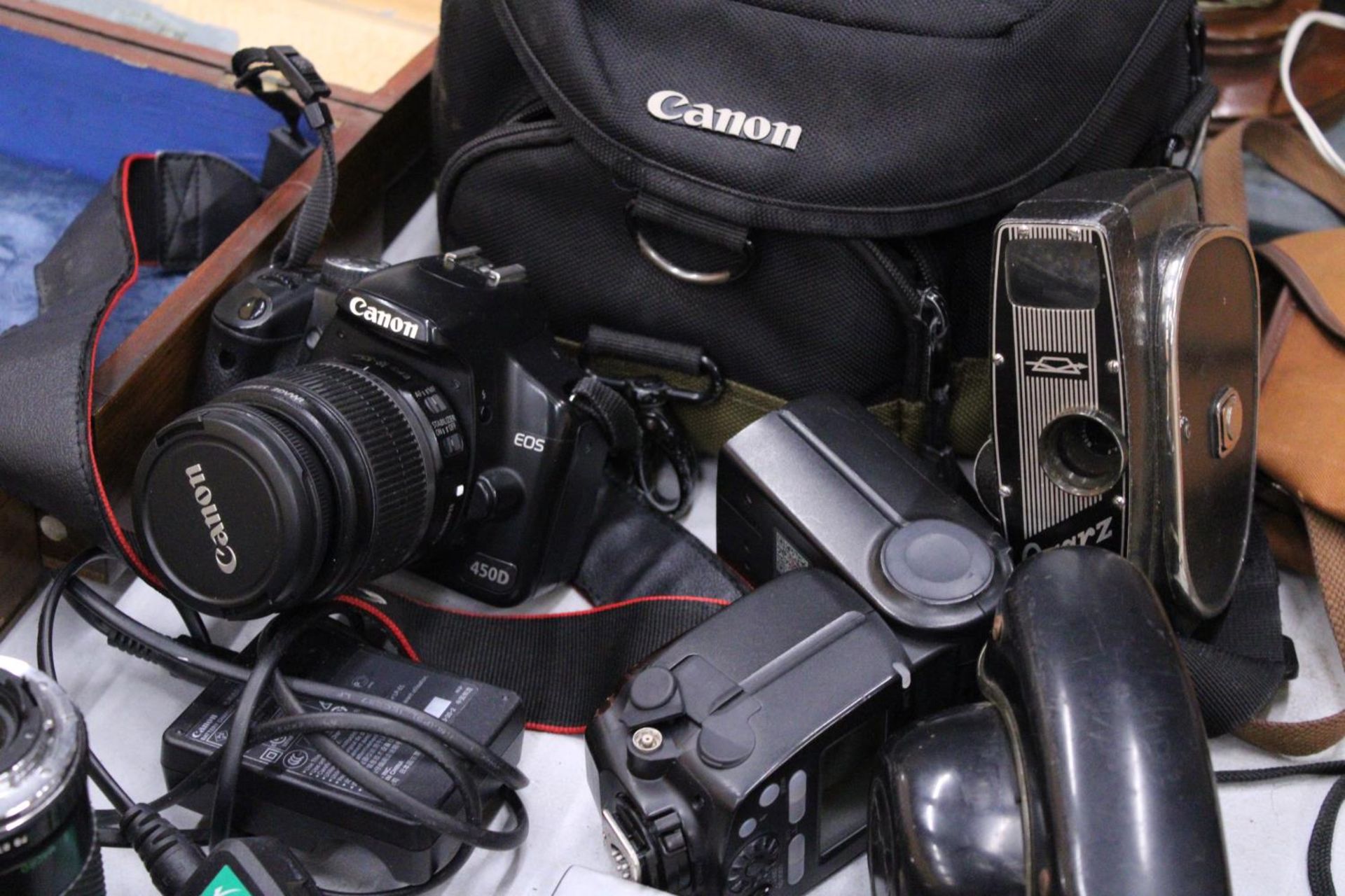 A COLLECTION OF CAMERAS TO INCLUDE A CANON EOS WITH BATTERY PACK, LENS AND BAG, PLUS A VINTAGE - Image 2 of 6