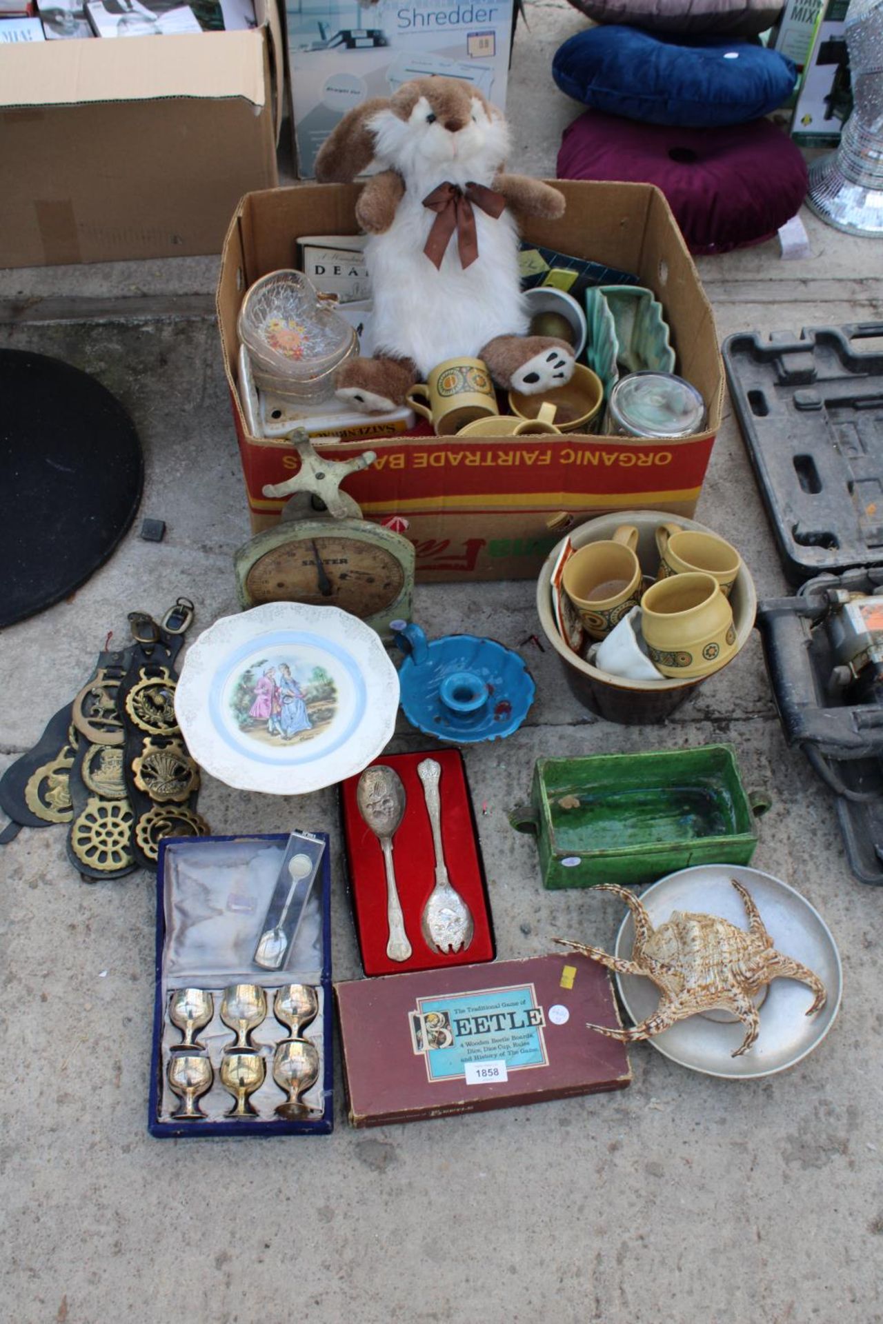 AN ASSORTMENT OF ITEMS TO INCLUDE CERAMICS, SCALES AND HORSE BRASSES ETC