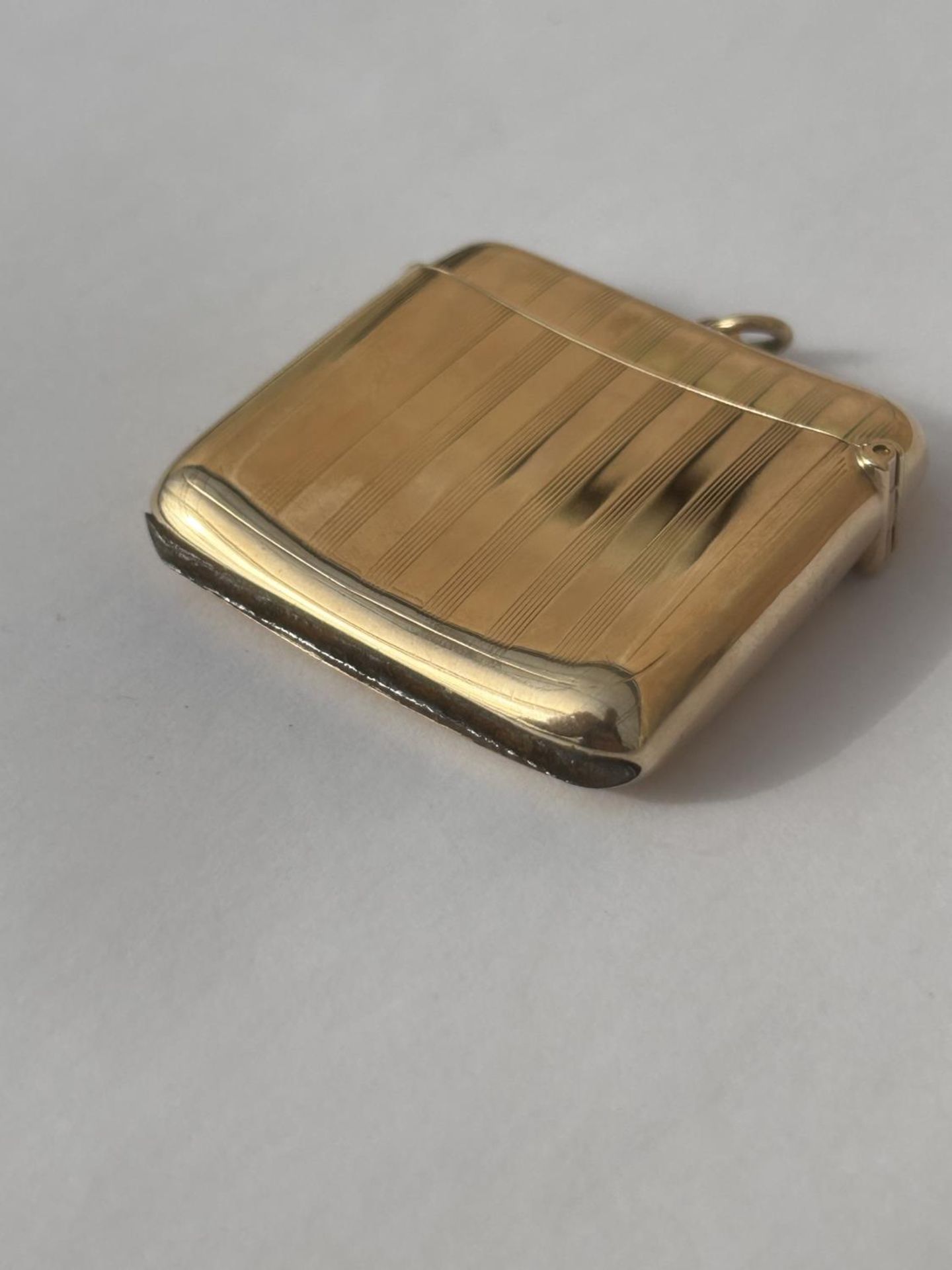 A 9CT GOLD FULLY HALLMARKED ENGINE TURNED VESTA CASE WITH FLIP TOP COVER & SUSPENSION LOOP WEIGHT - Image 4 of 5